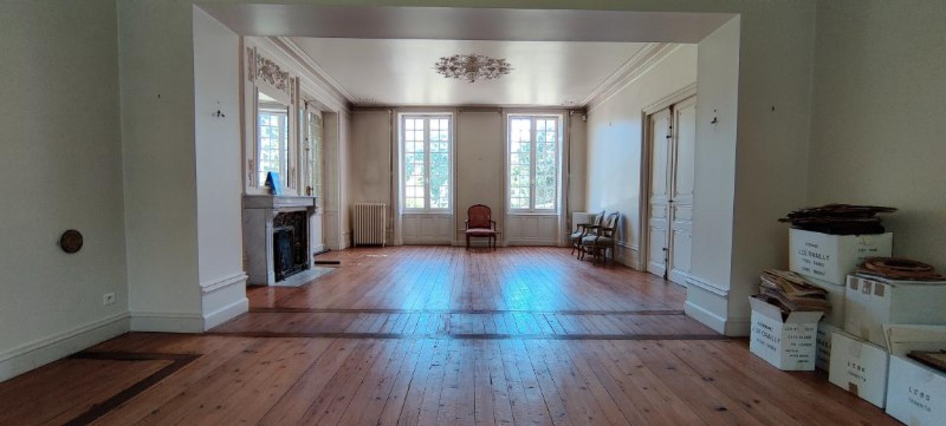 Photo 5 of the listing.