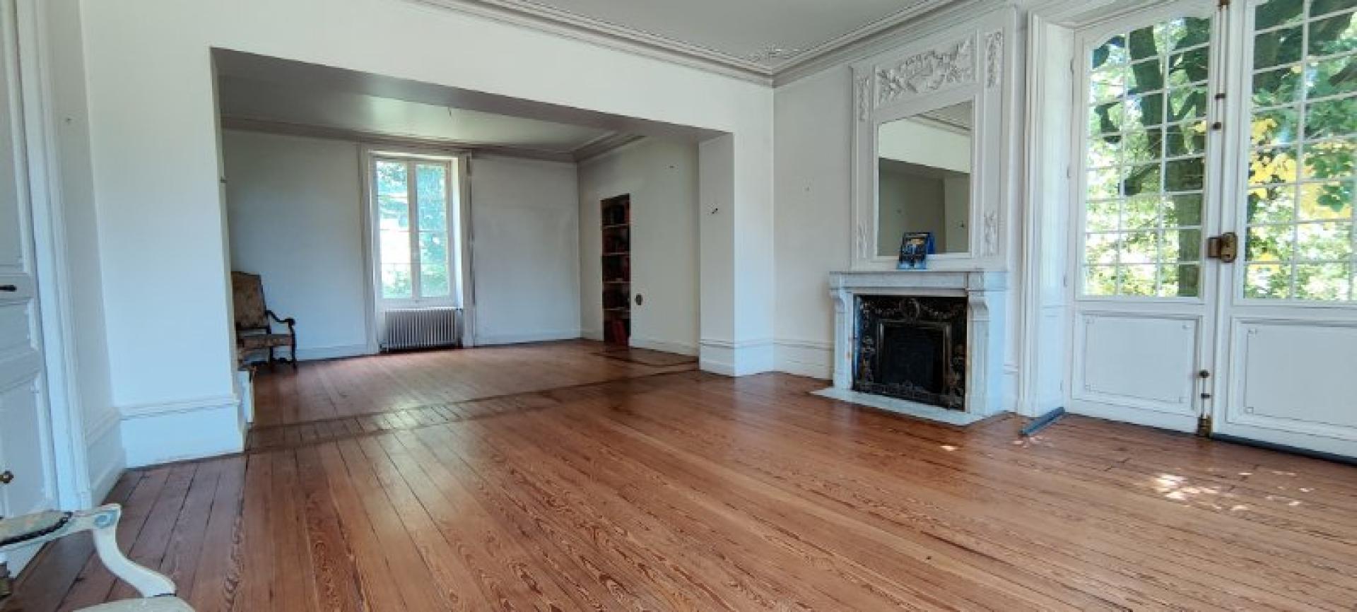 Photo 4 of the listing.