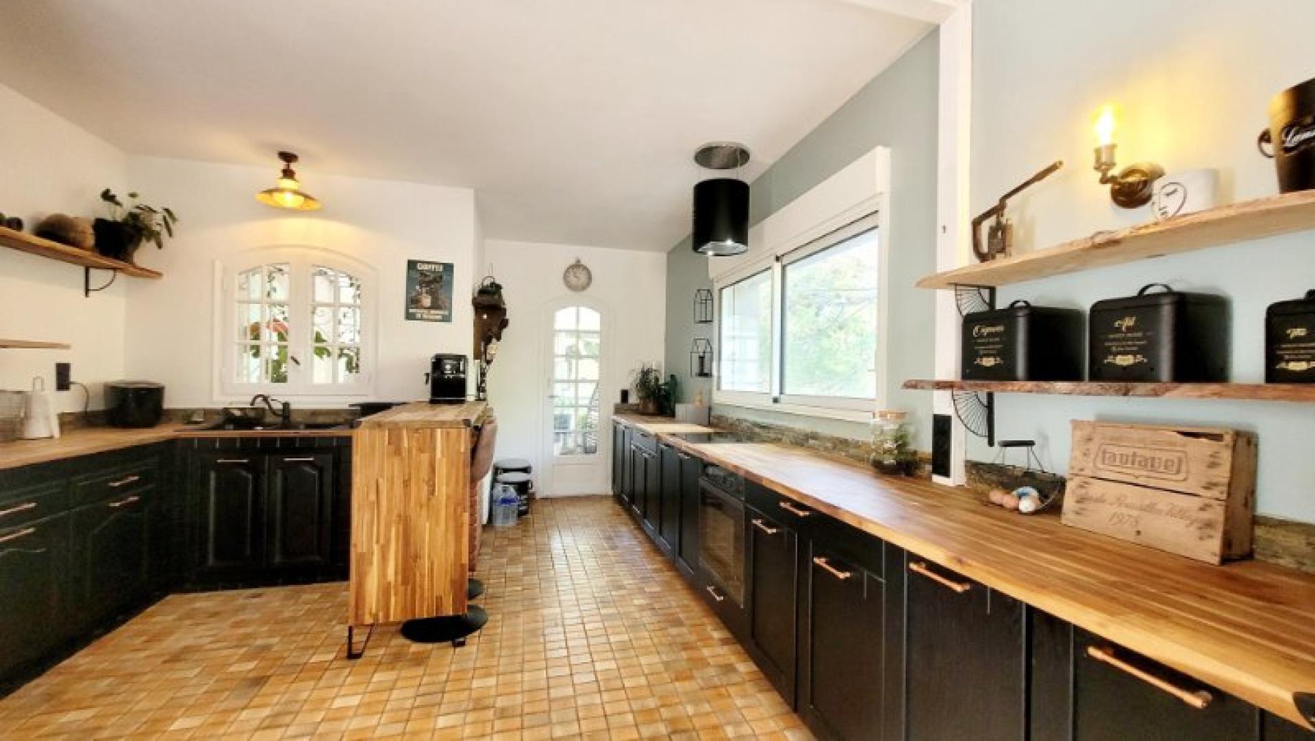 Photo 6 of the listing.