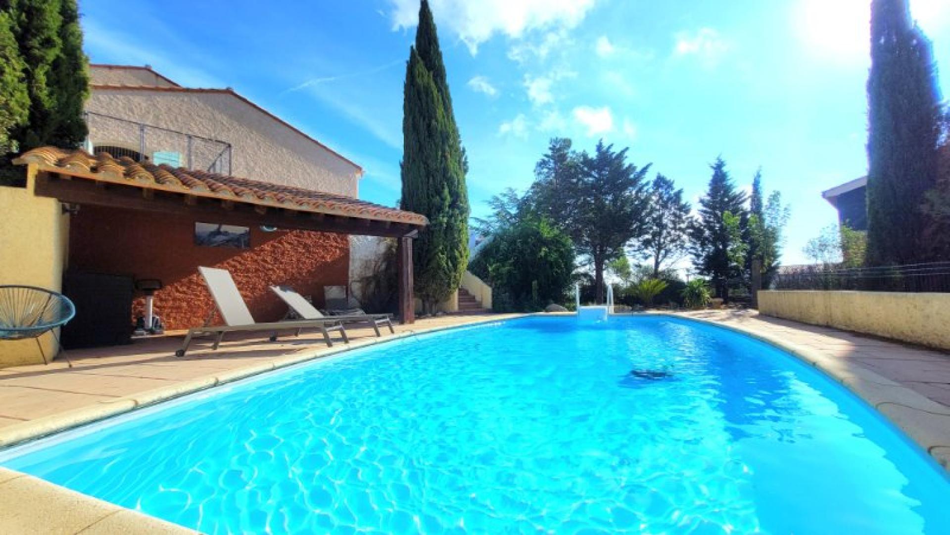 Photo 2 of the listing.