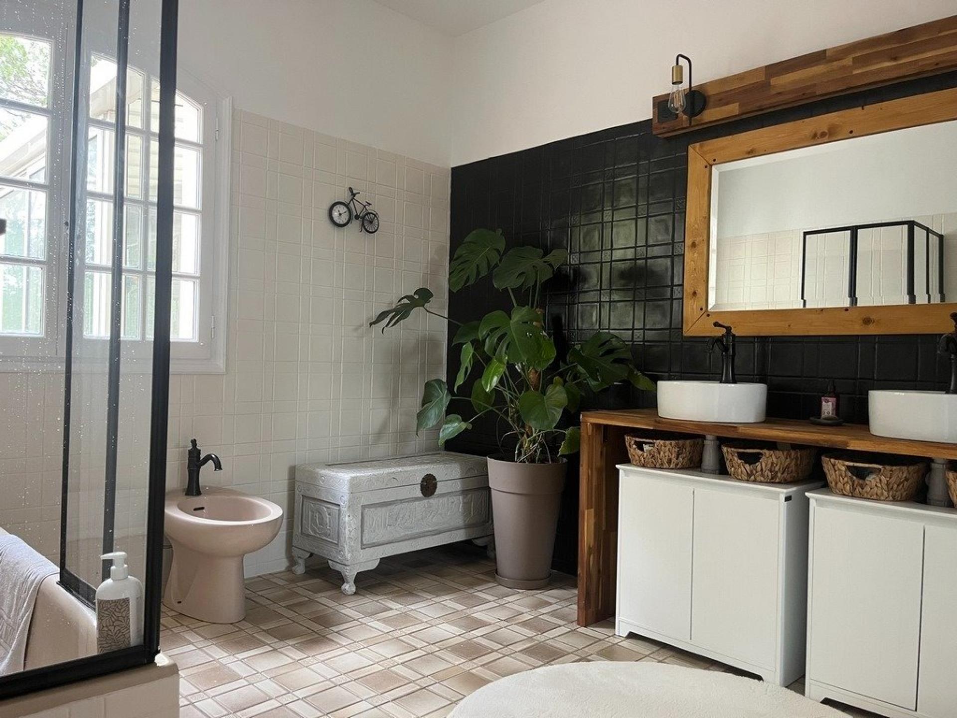 Photo 7 of the listing.