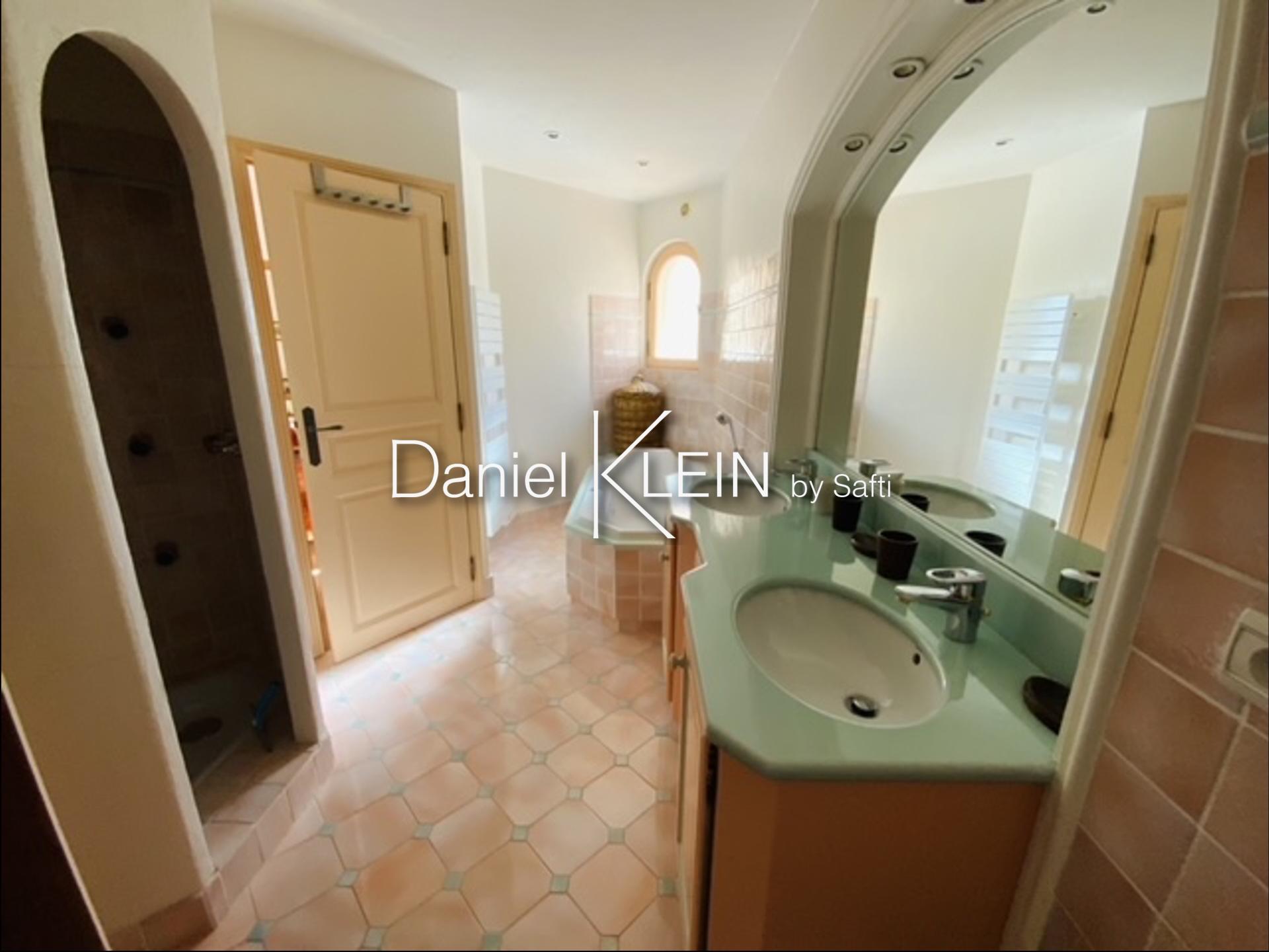 Photo 8 of the listing.