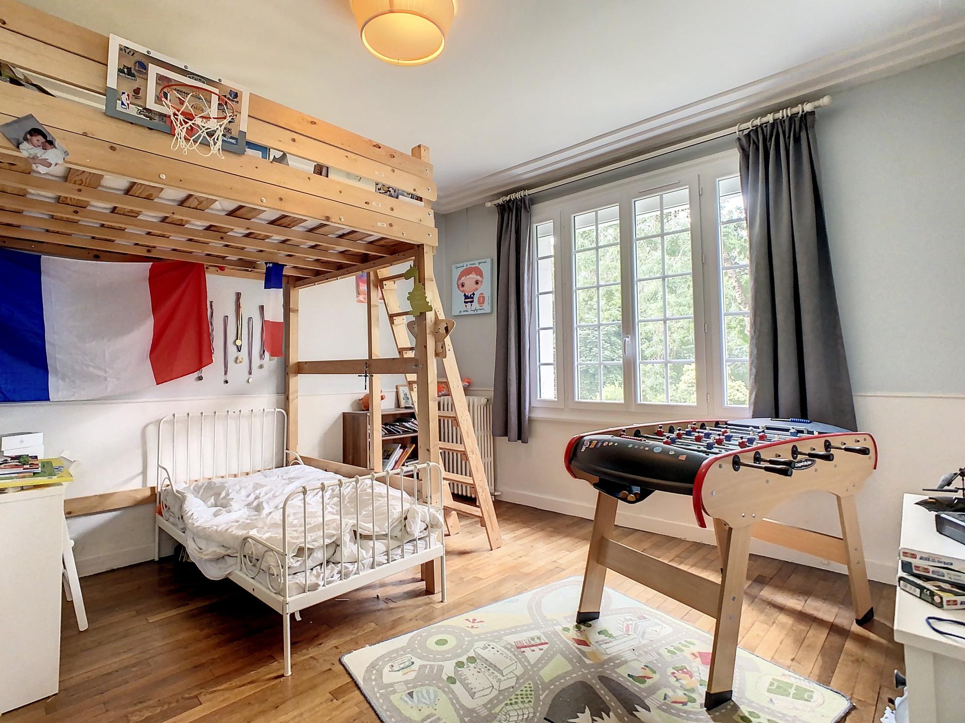 Photo 10 of the listing.