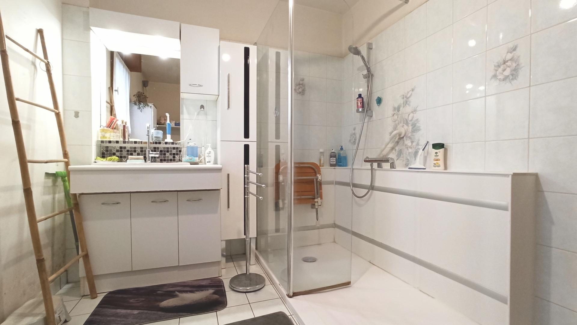 Photo 6 of the listing.