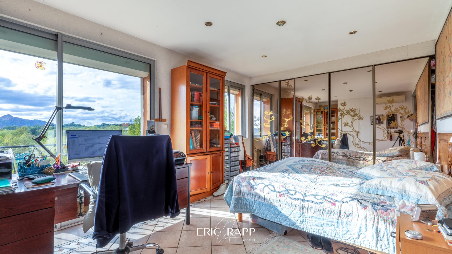 Photo 7 of the listing.