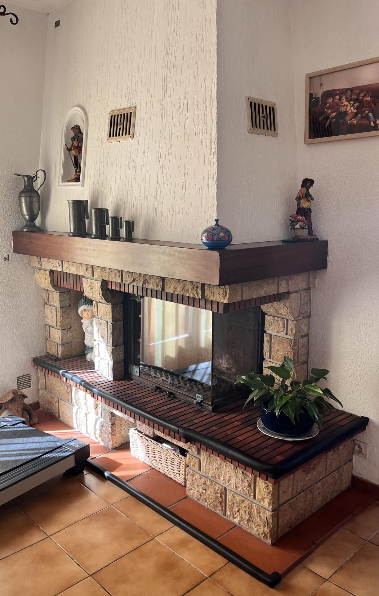 Photo 6 of the listing.