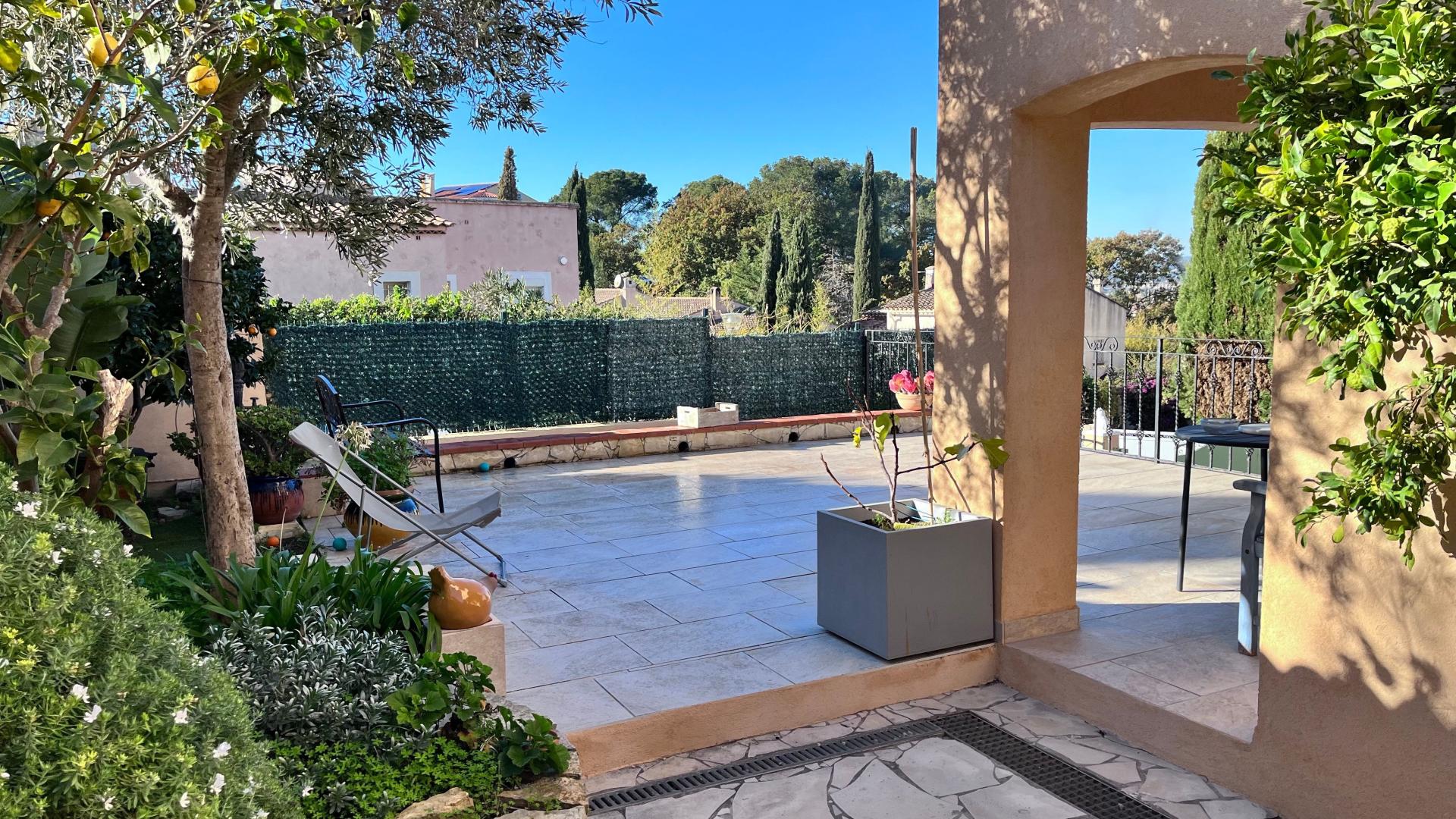 Photo 2 of the listing.