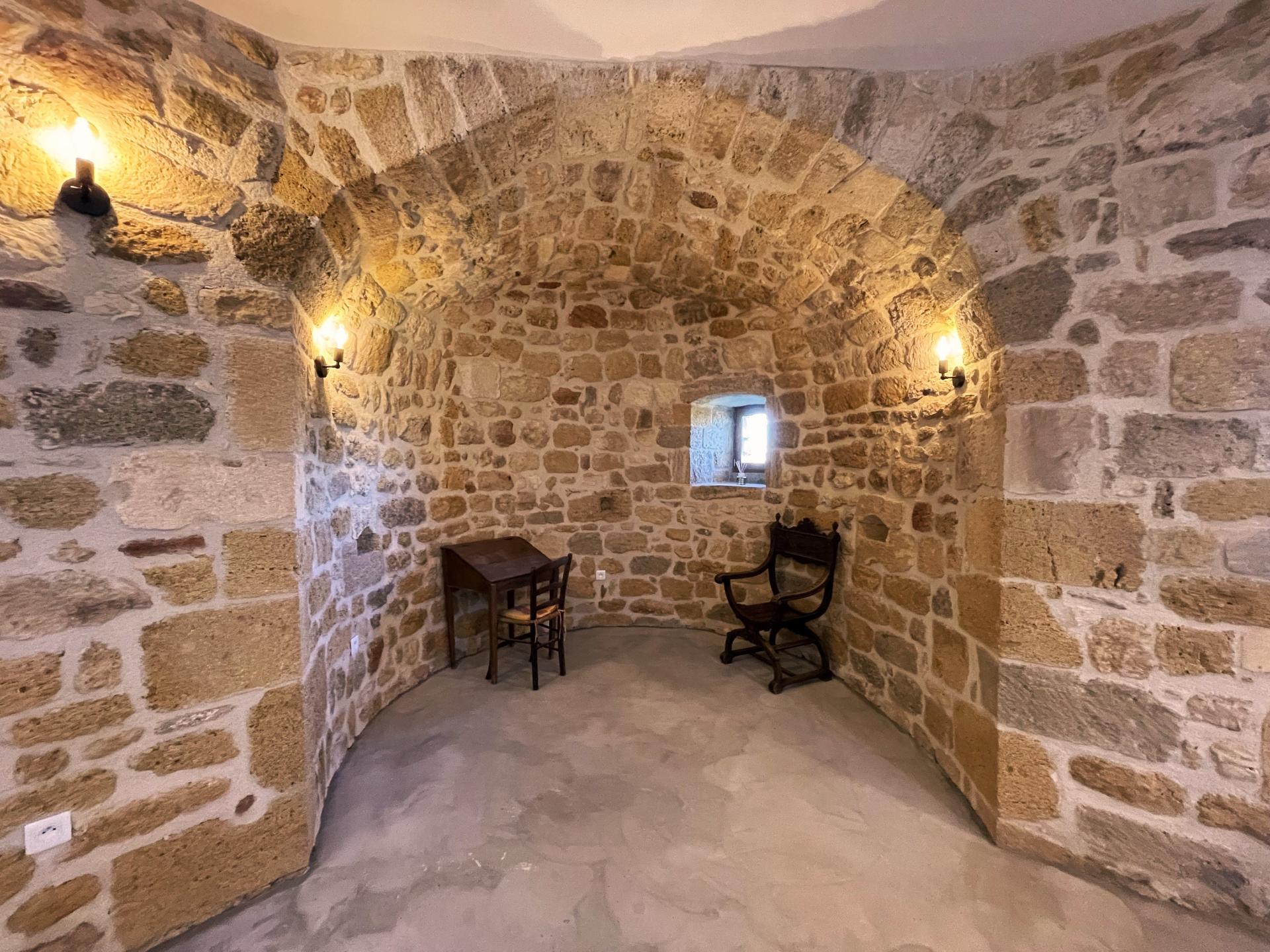 Photo 7 of the listing.