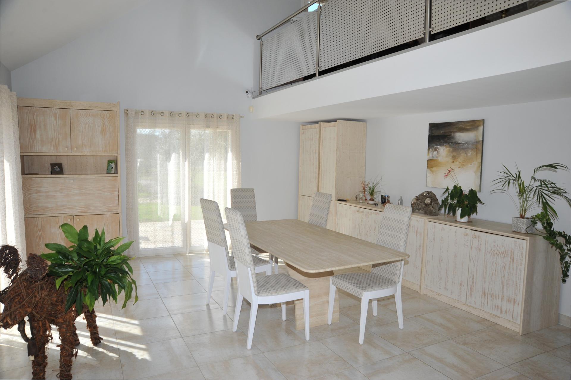 Photo 4 of the listing.