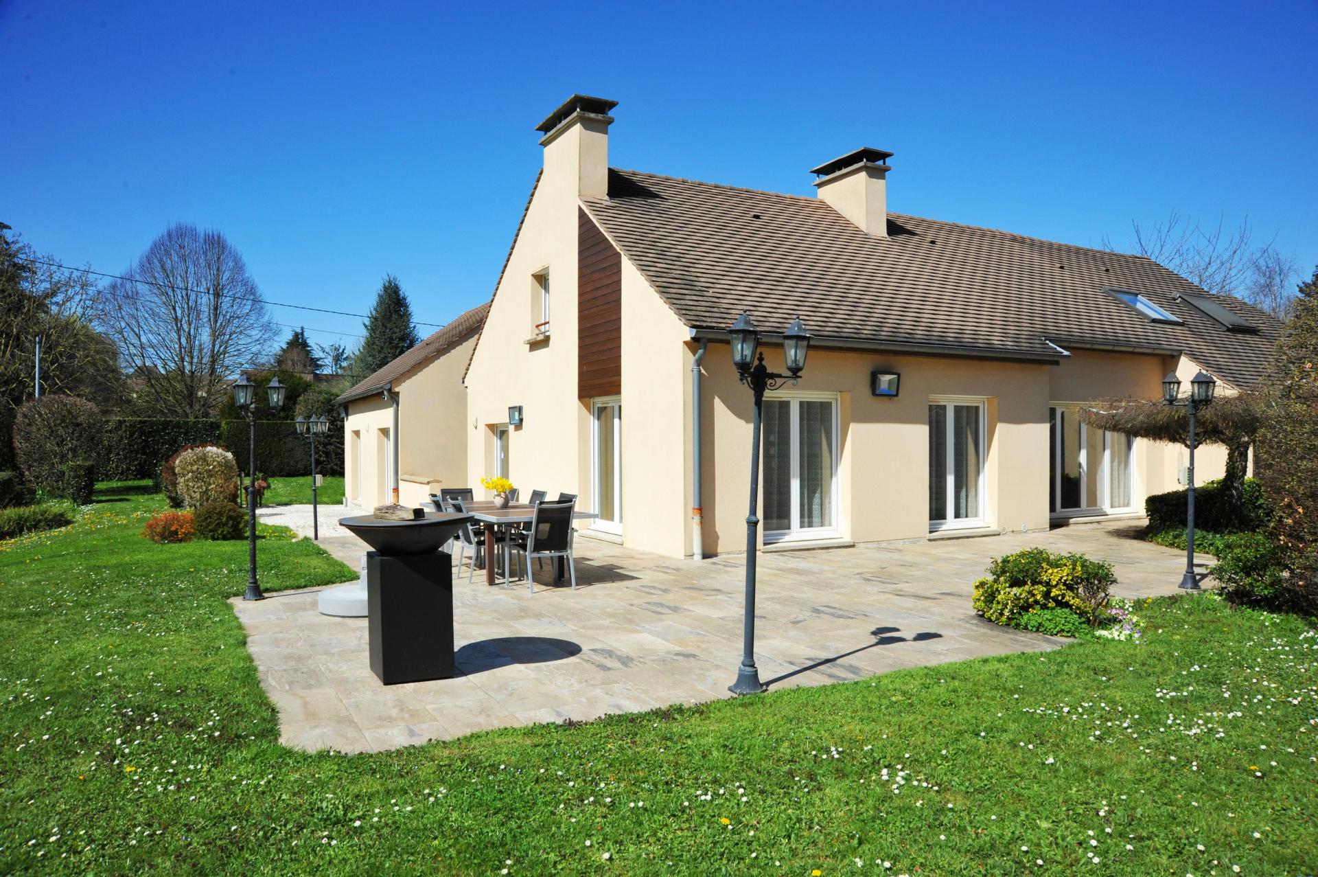 Photo 2 of the listing.