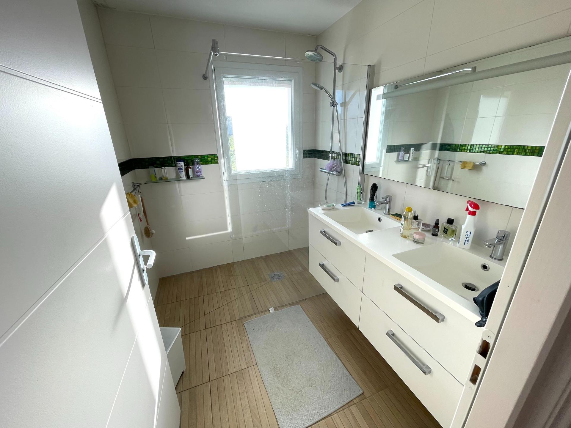 Photo 11 of the listing.