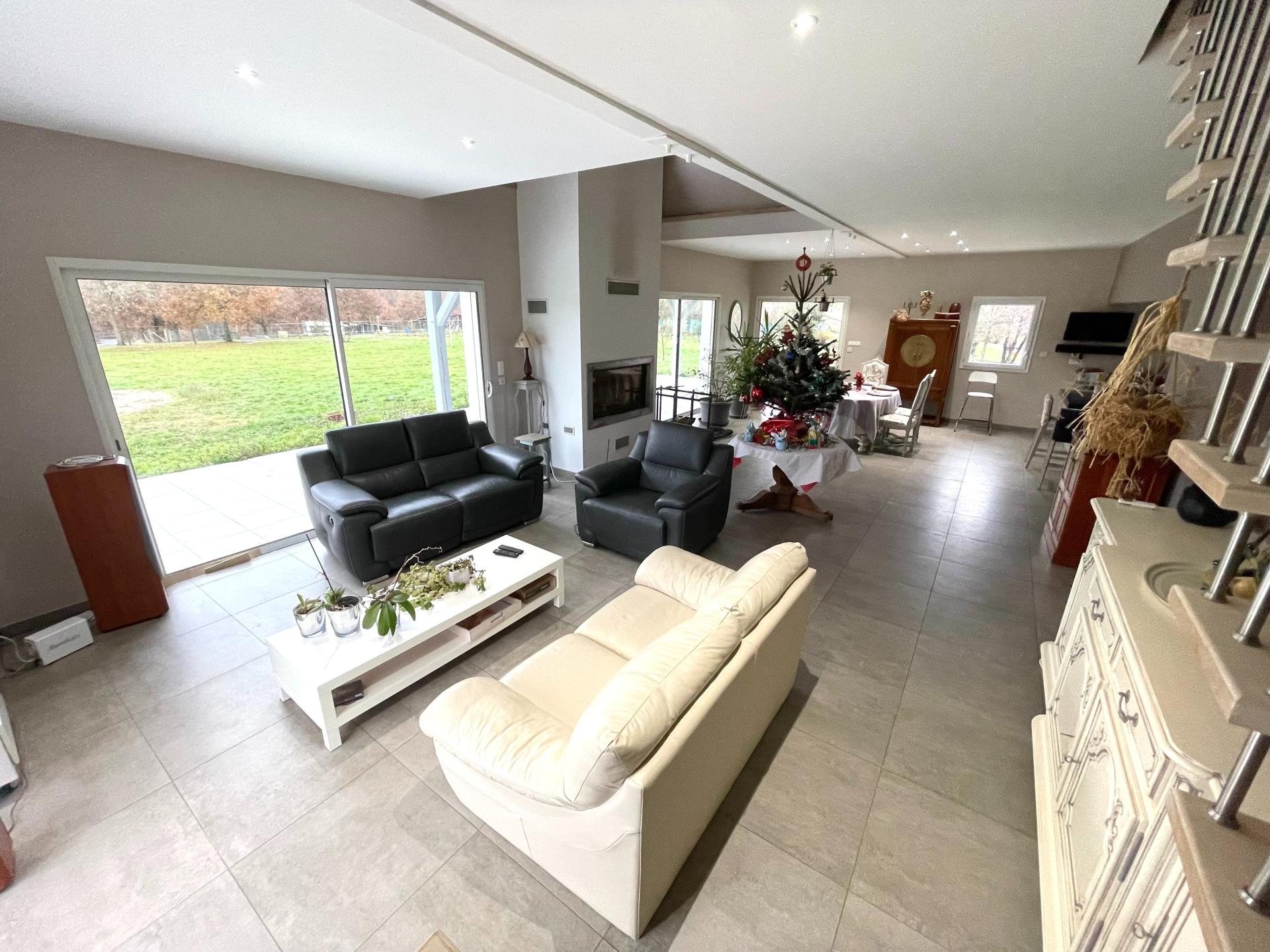 Photo 5 of the listing.