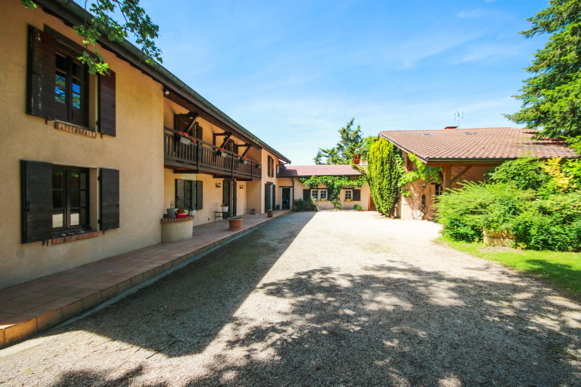 Photo 2 of the listing.