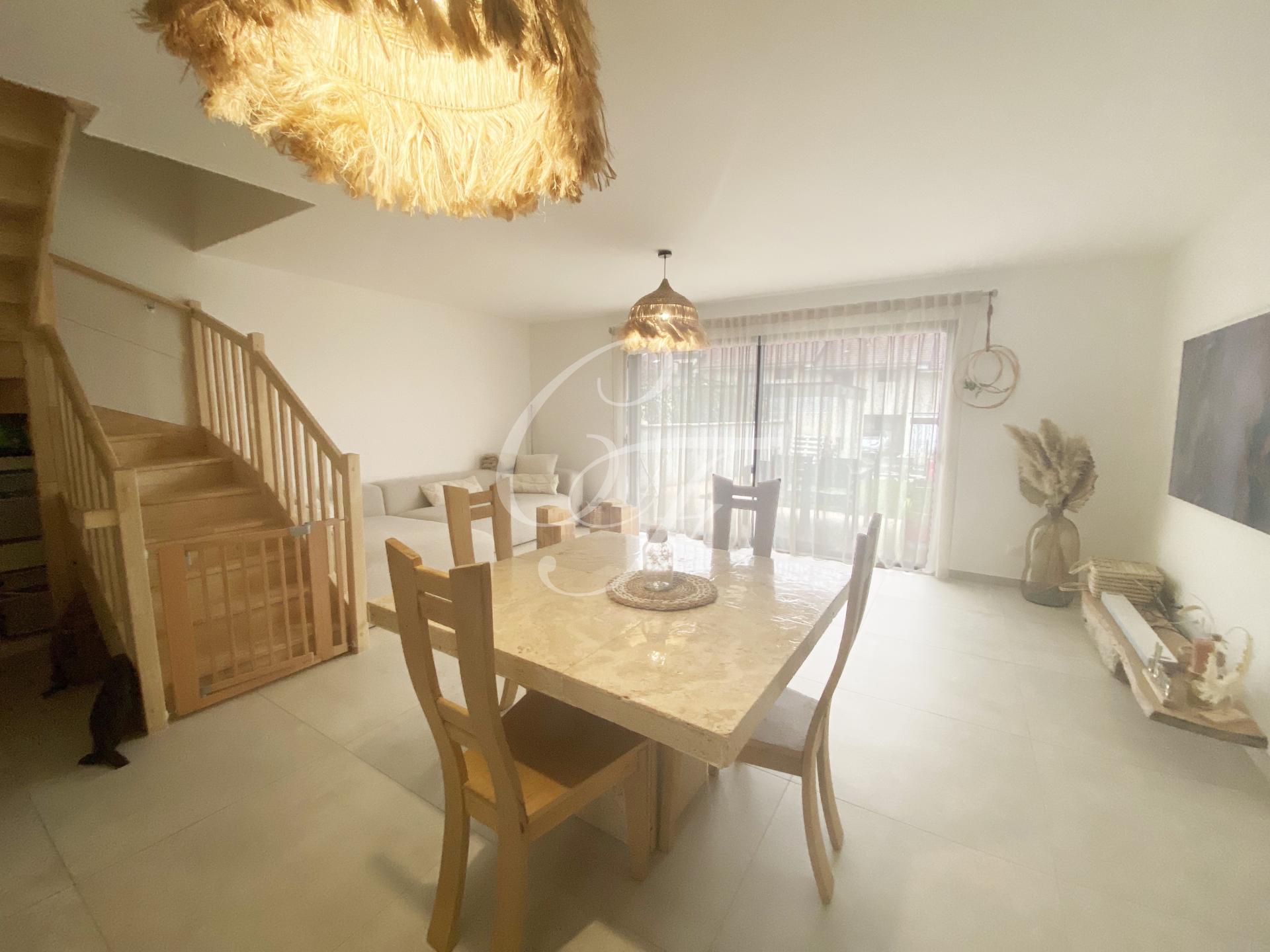 Photo 2 of the listing.