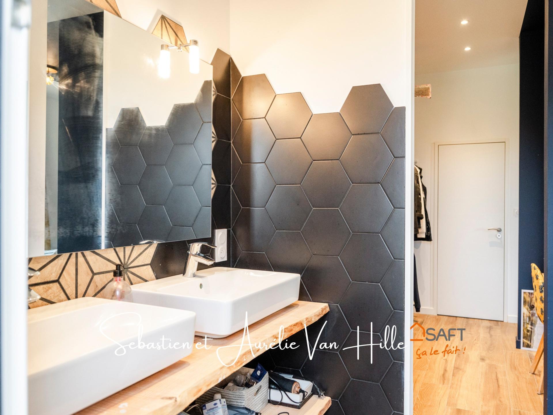 Photo 4 of the listing.