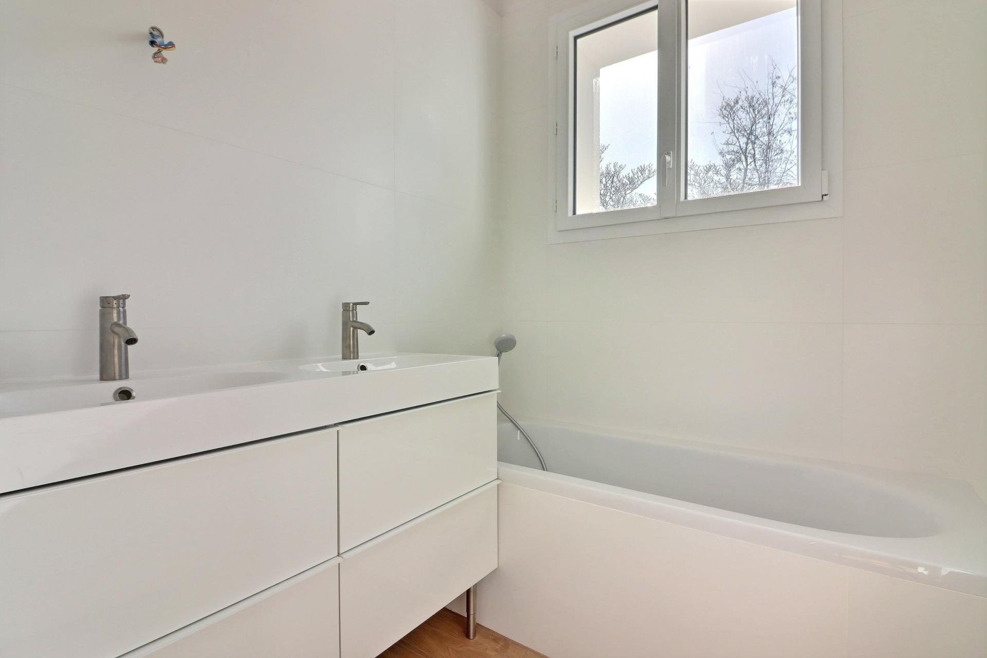 Photo 8 of the listing.