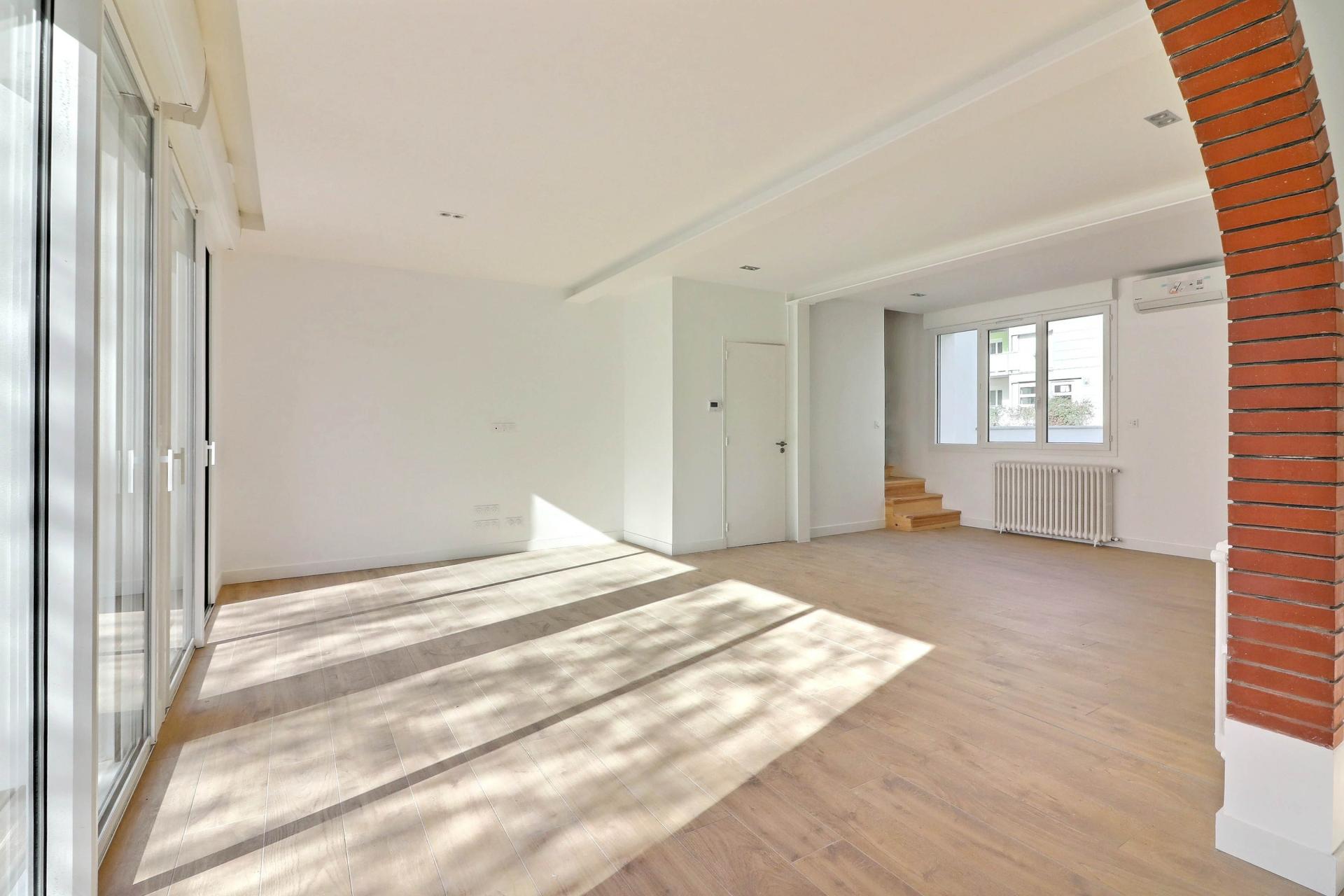 Photo 4 of the listing.