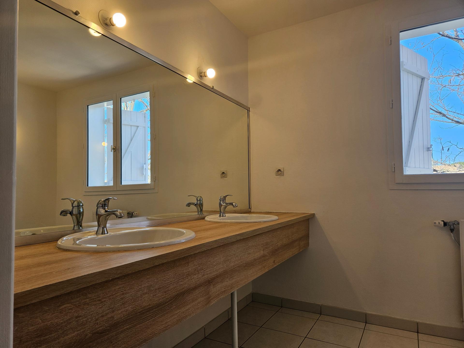 Photo 5 of the listing.