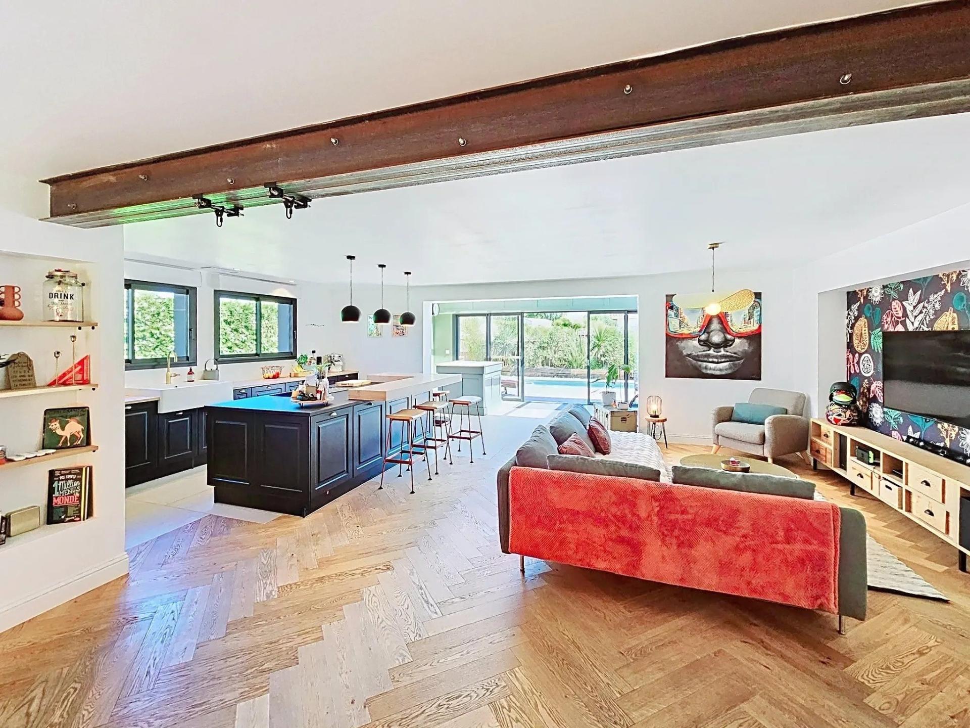 Photo 8 of the listing.