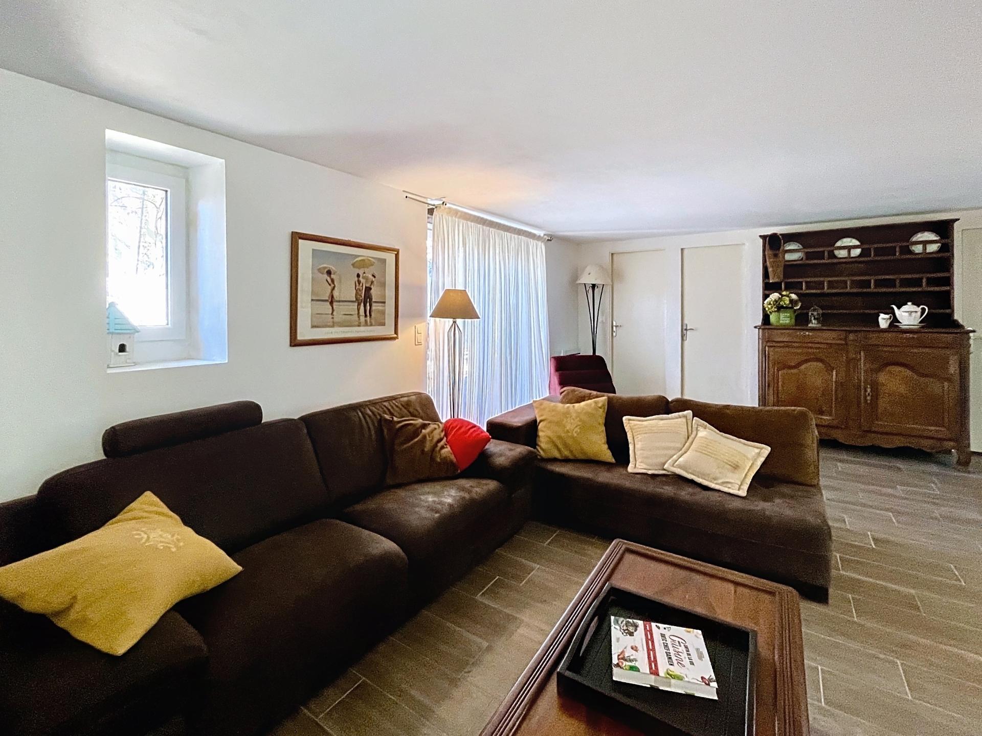 Photo 5 of the listing.