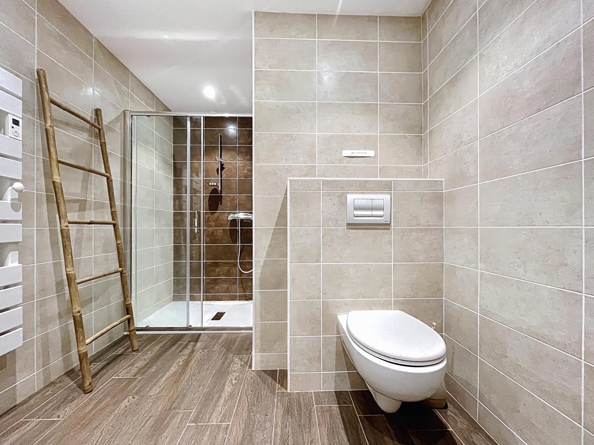 Photo 7 of the listing.