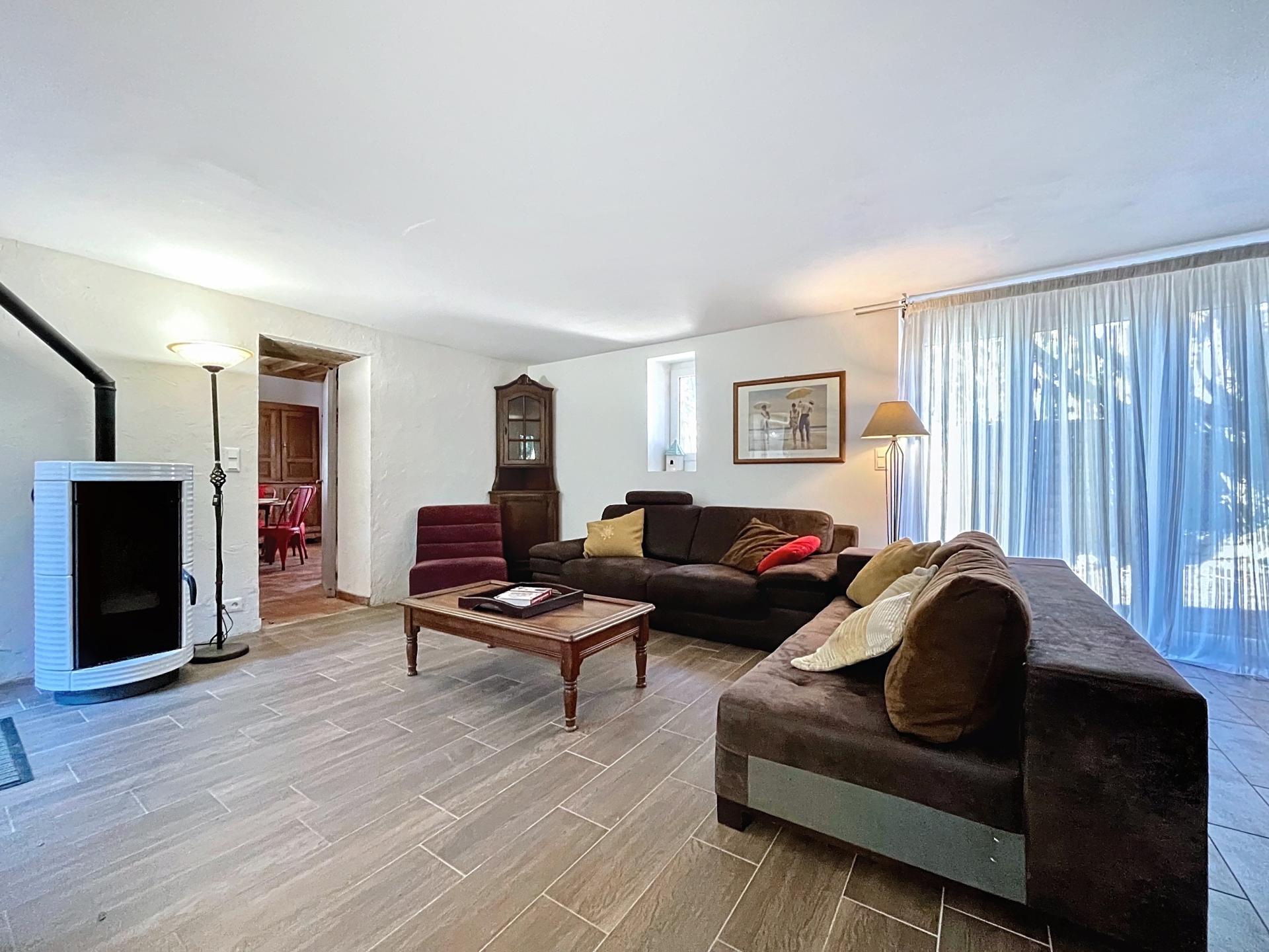 Photo 4 of the listing.