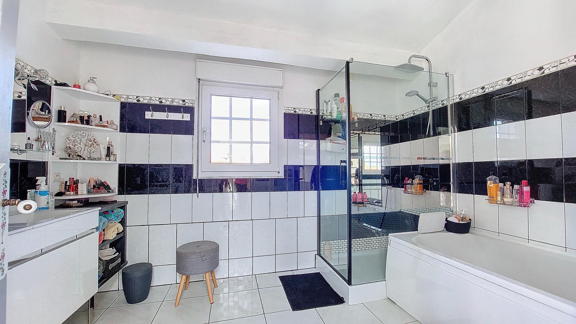 Photo 6 of the listing.