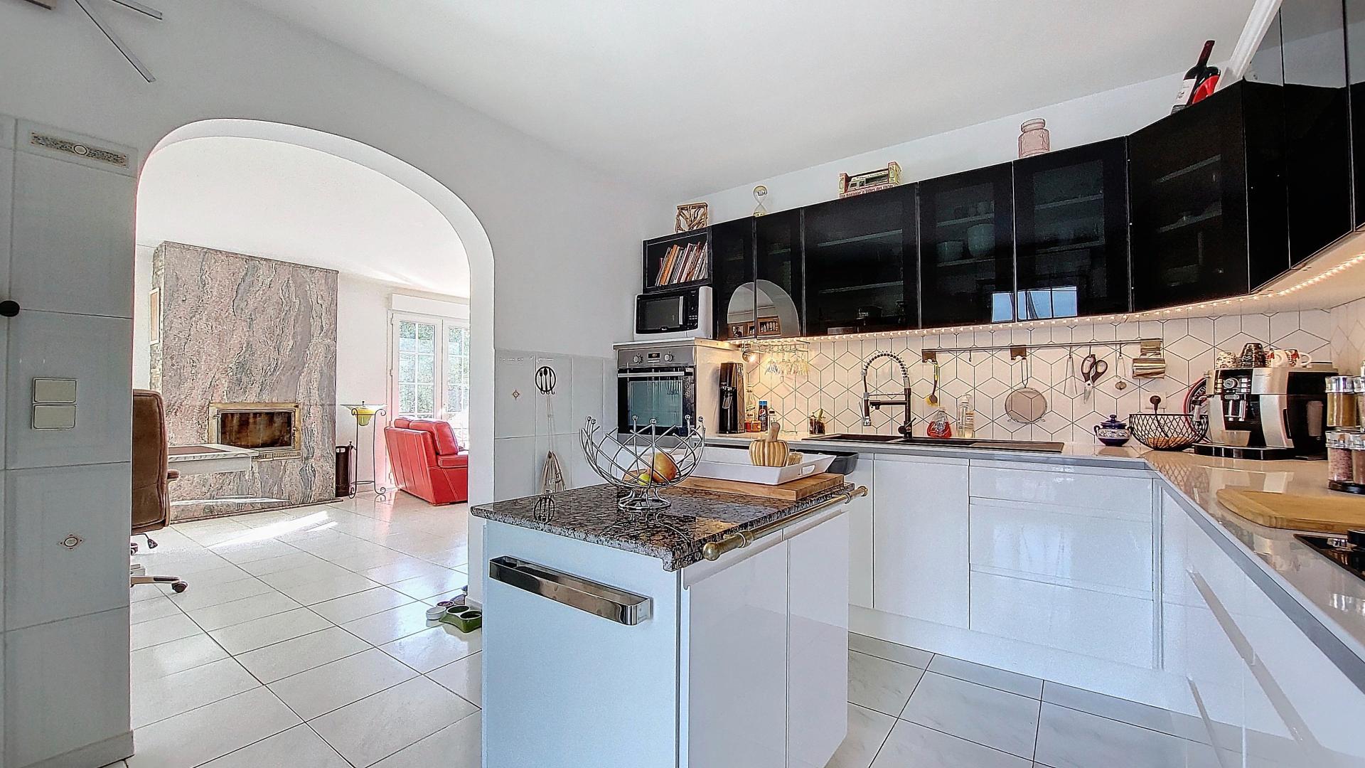 Photo 4 of the listing.