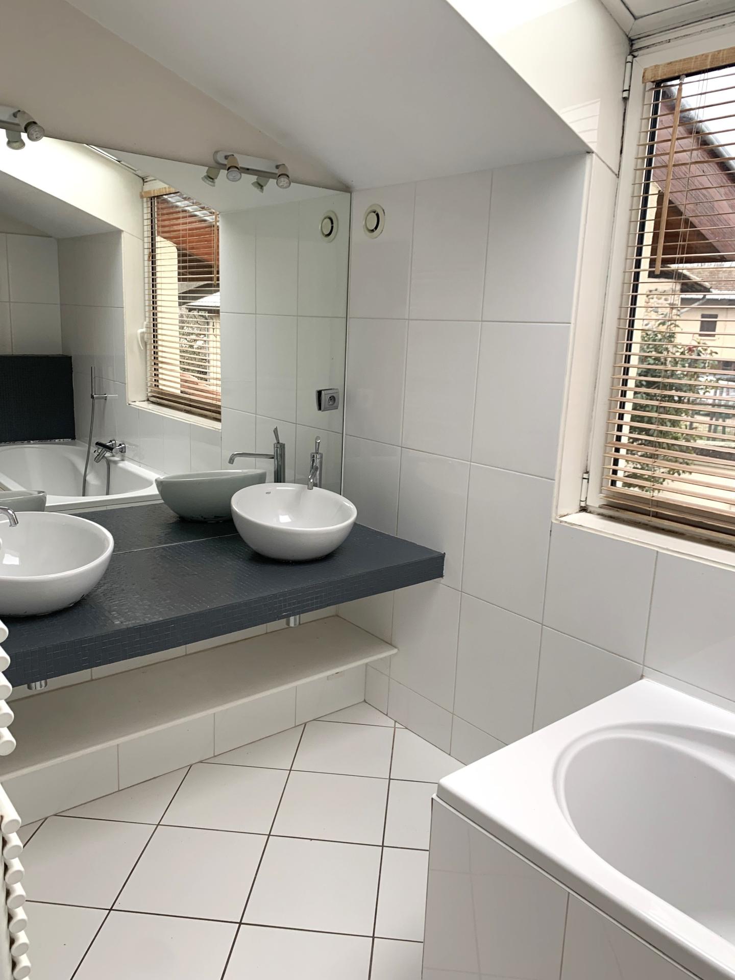 Photo 7 of the listing.