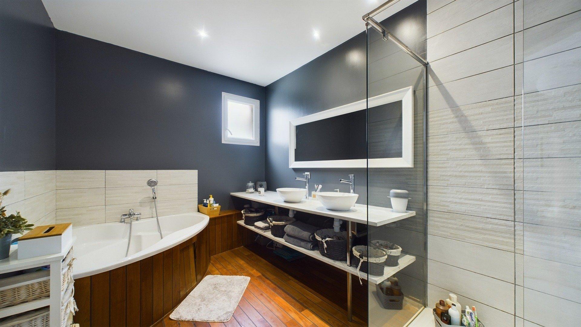 Photo 7 of the listing.