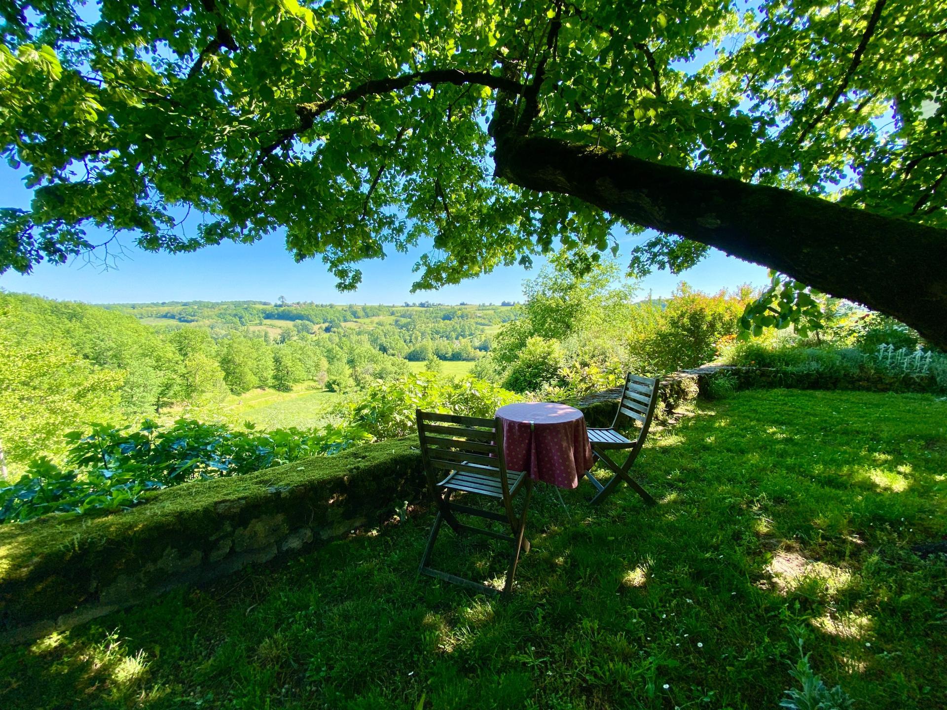 Photo 2 of the listing.