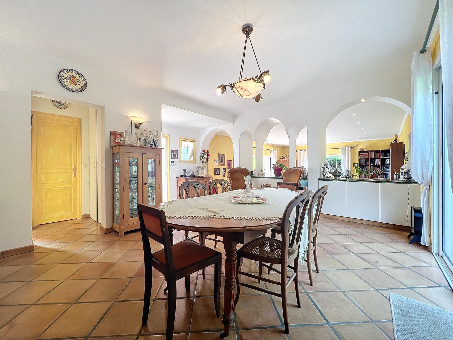 Photo 5 of the listing.