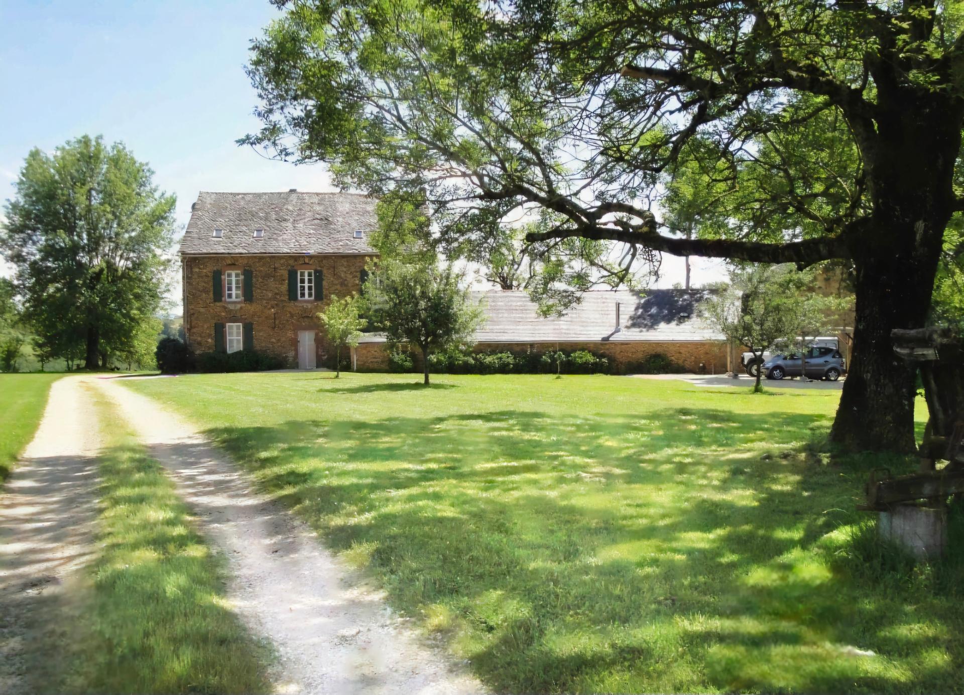 Photo 2 of the listing.