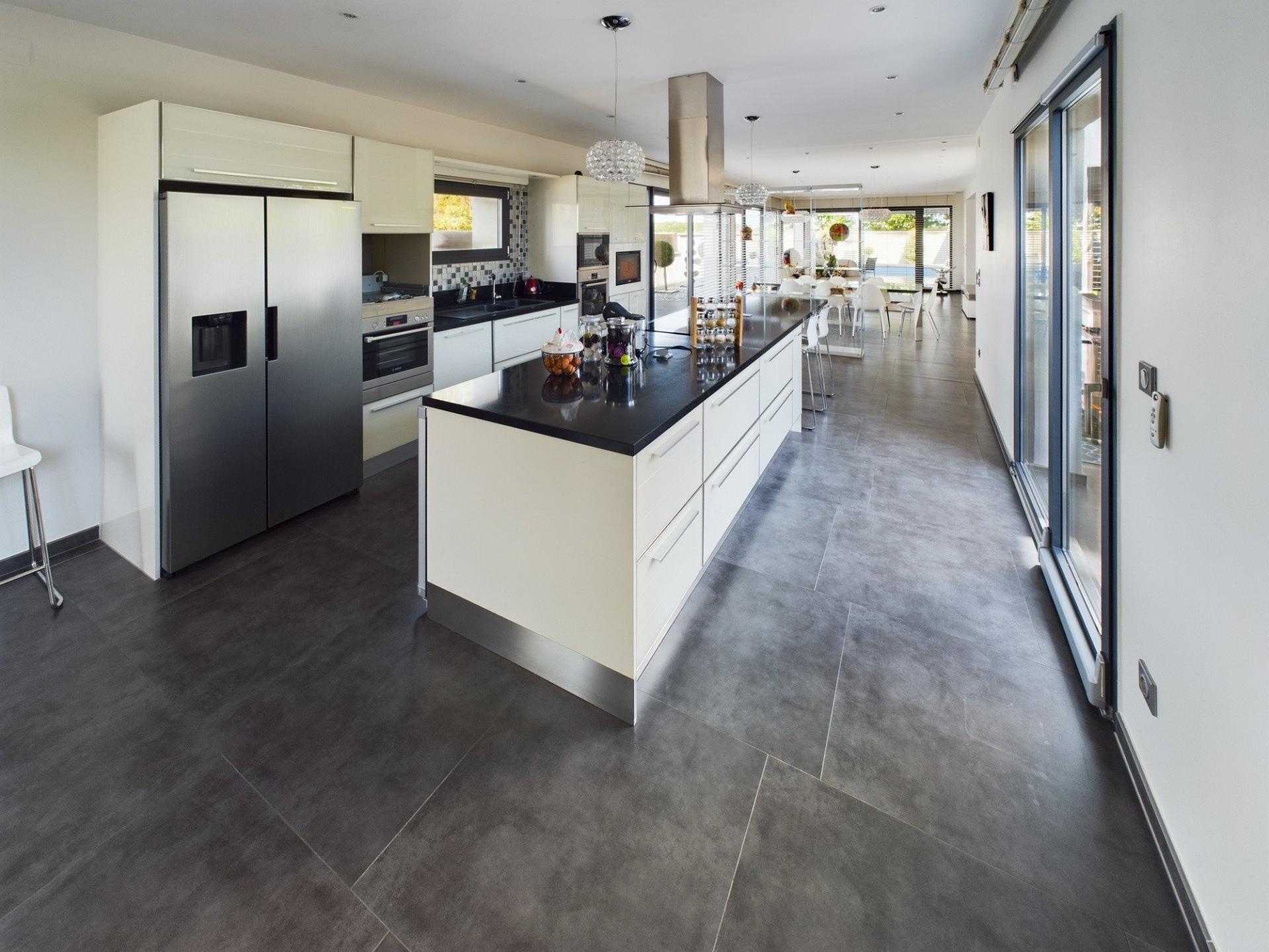 Photo 3 of the listing.