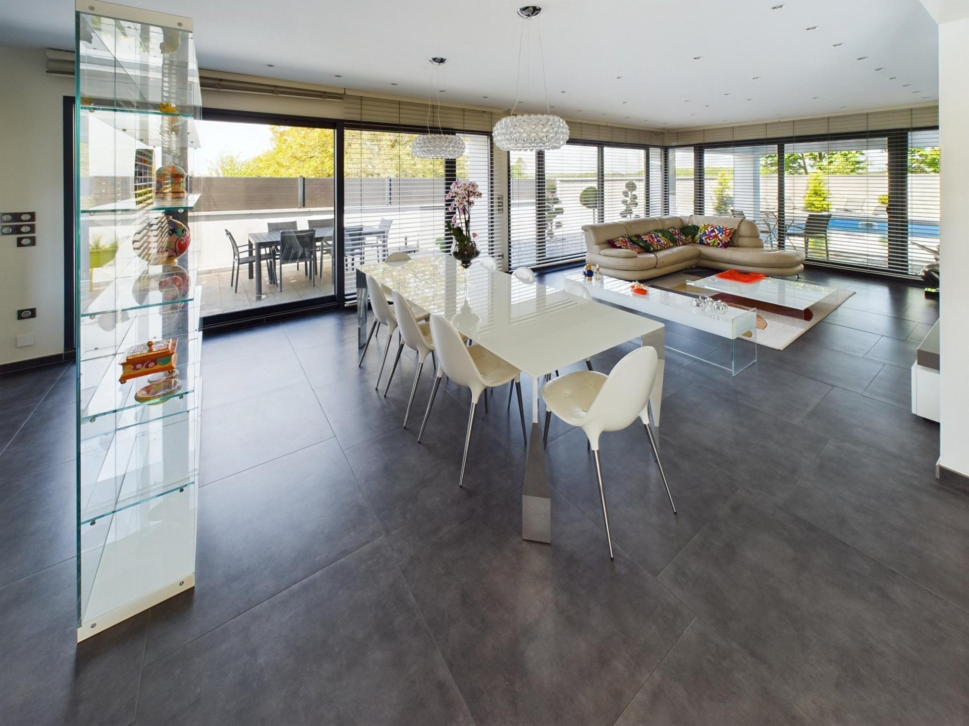 Photo 2 of the listing.