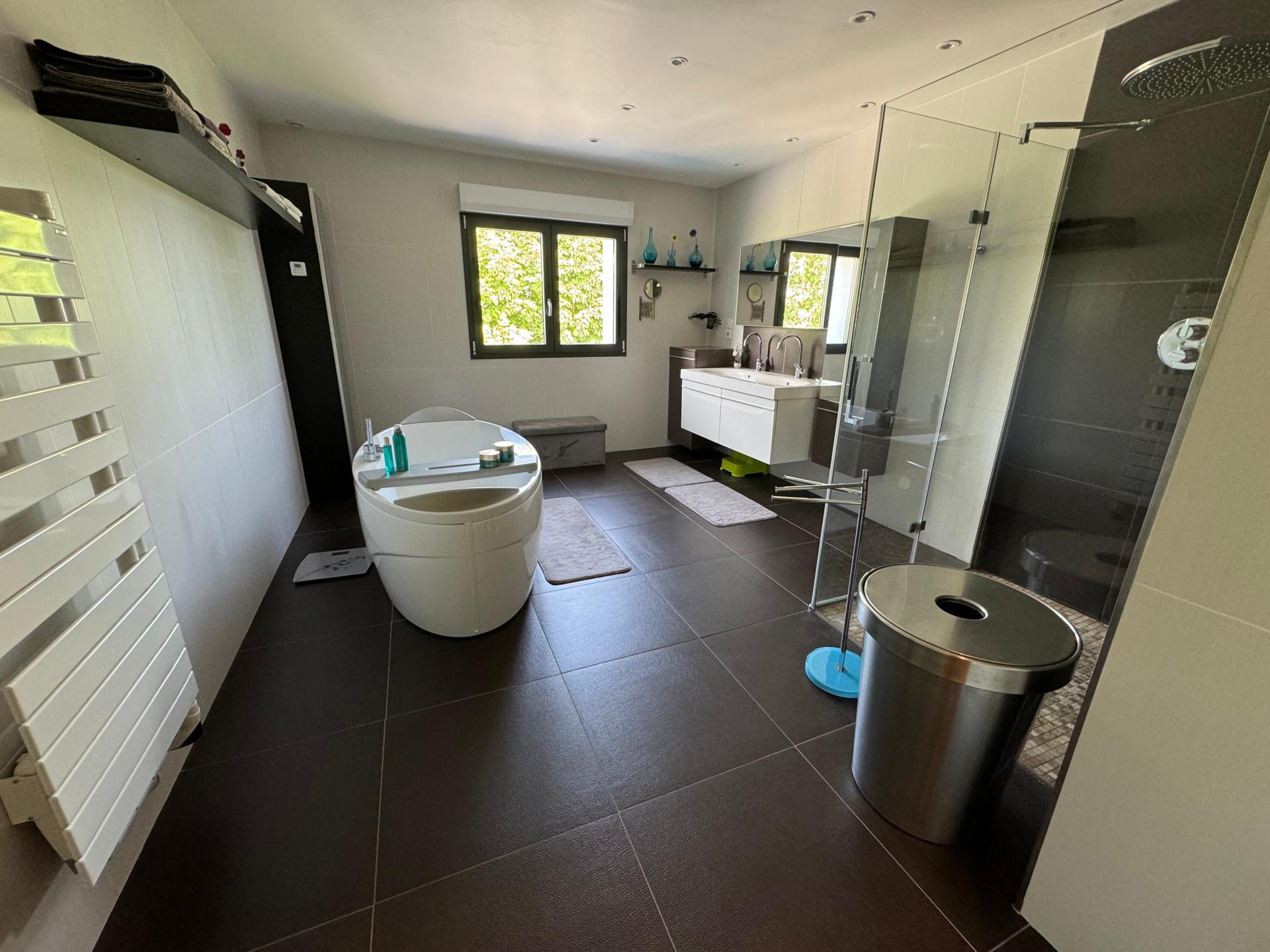 Photo 9 of the listing.