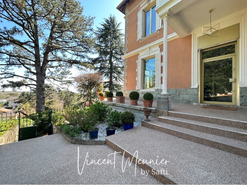 Photo 2 of the listing.