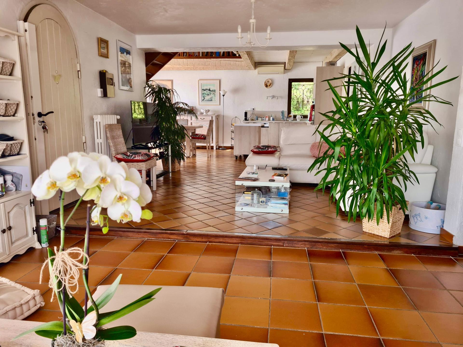 Photo 5 of the listing.