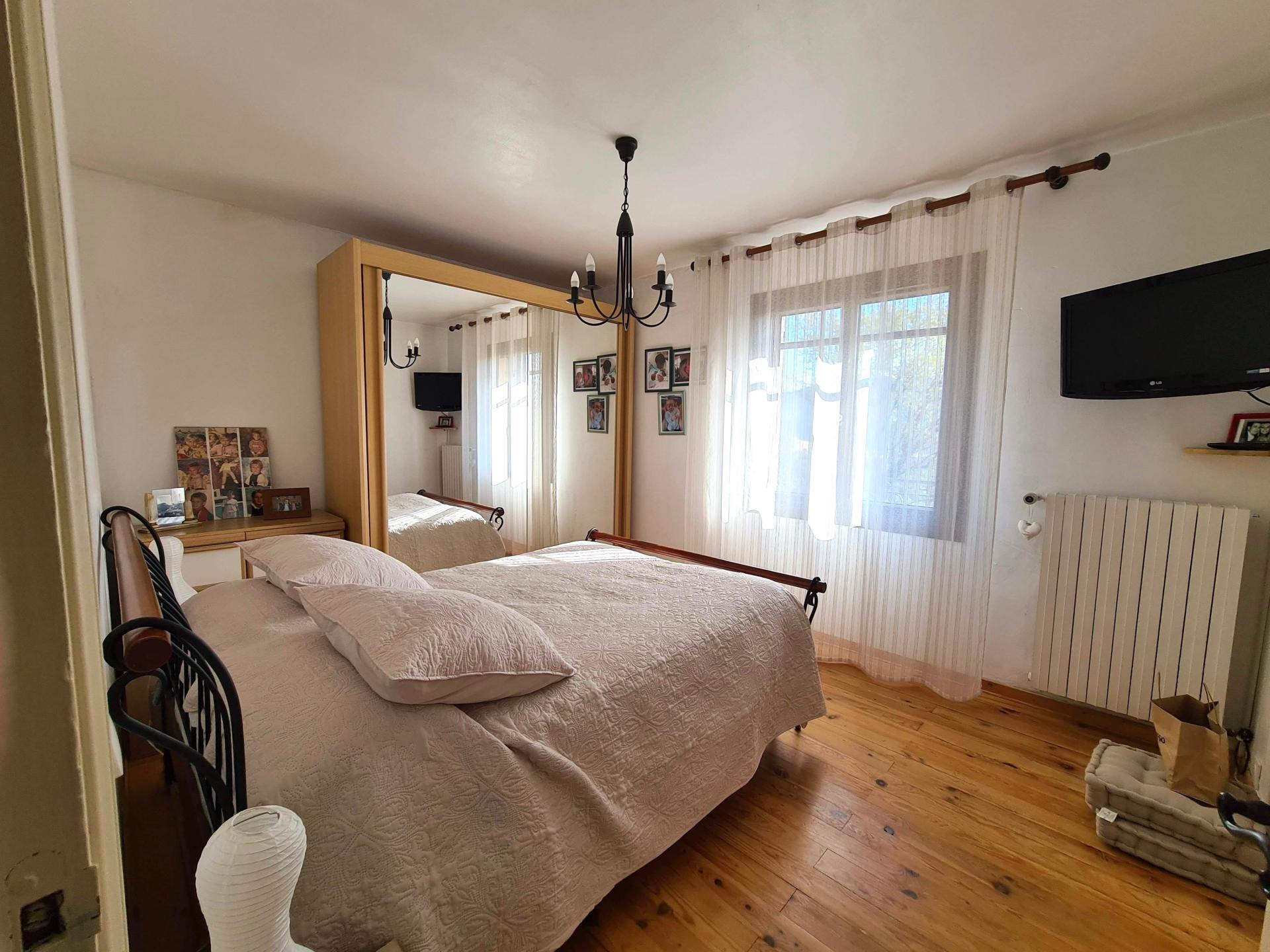 Photo 6 of the listing.