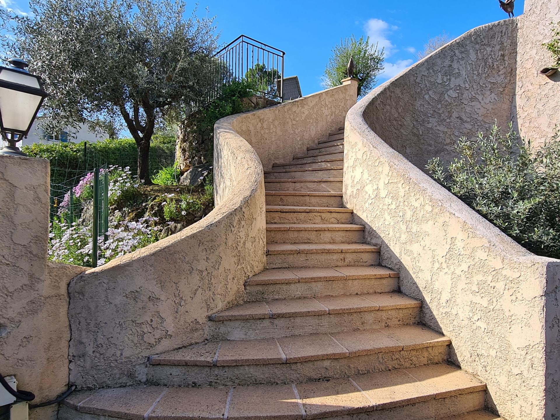 Photo 7 of the listing.