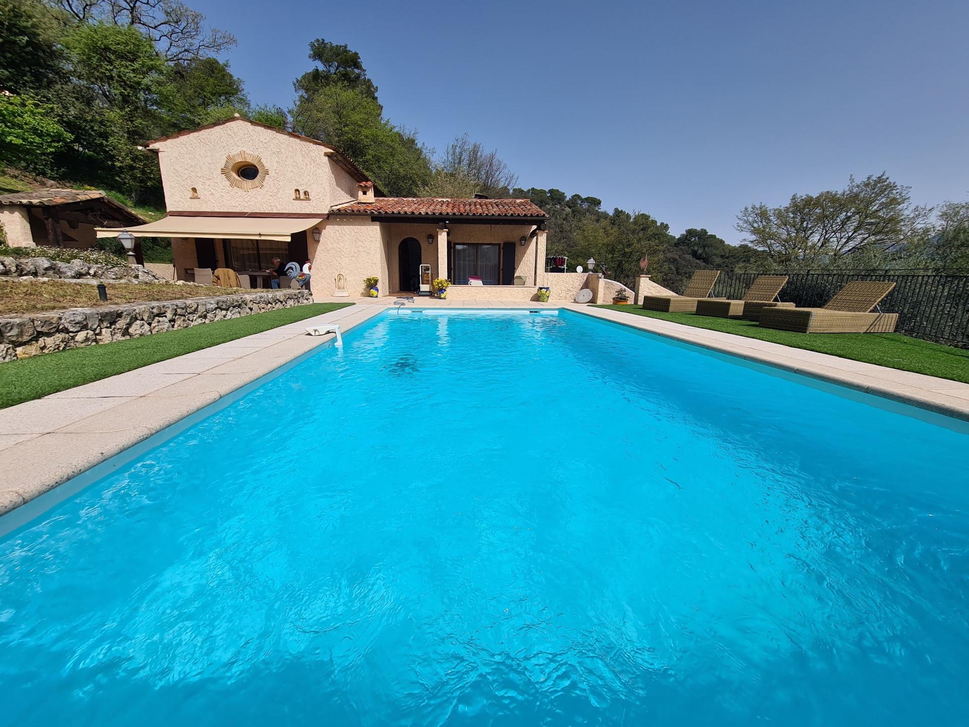 Photo 2 of the listing.