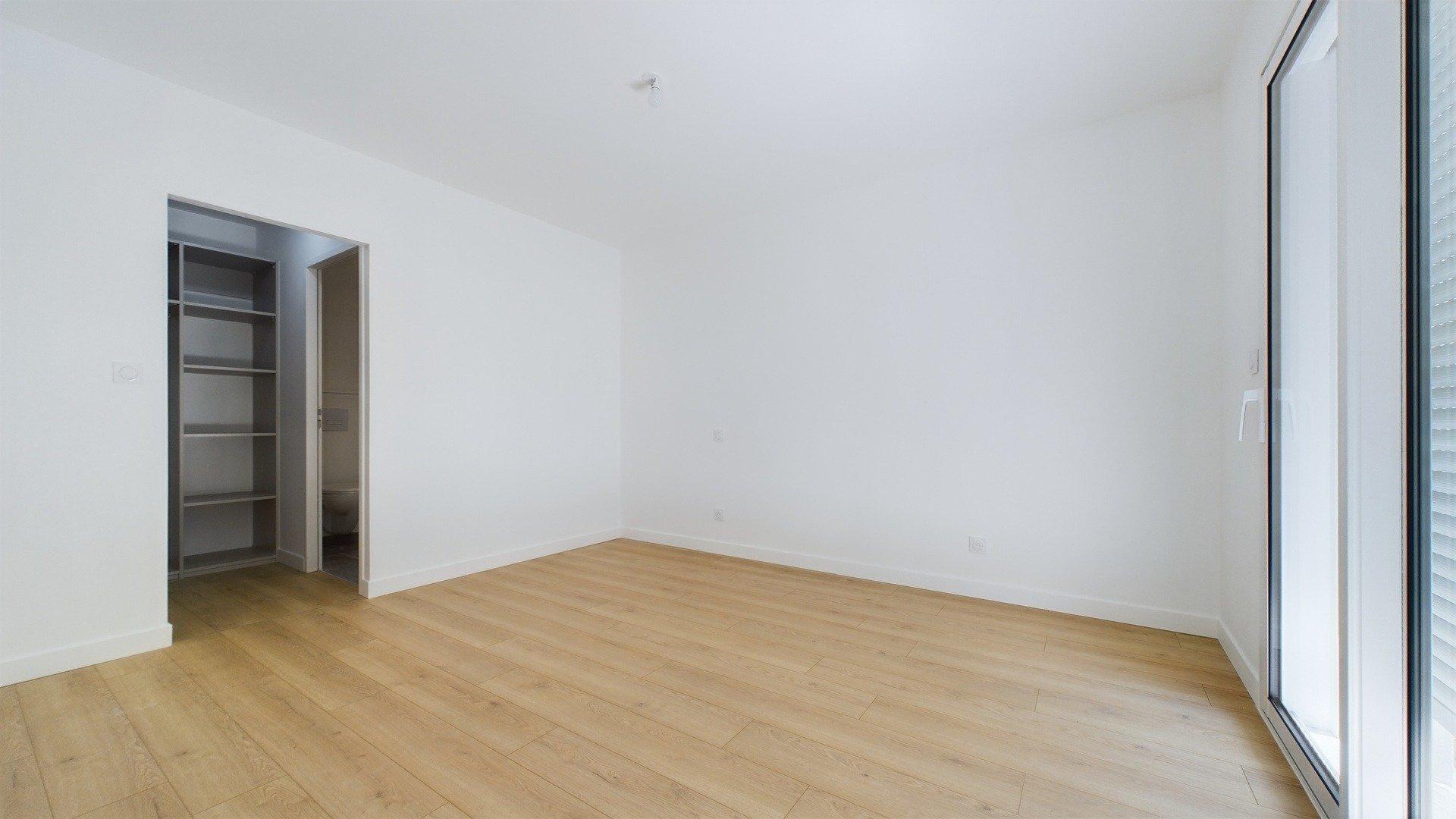 Photo 6 of the listing.