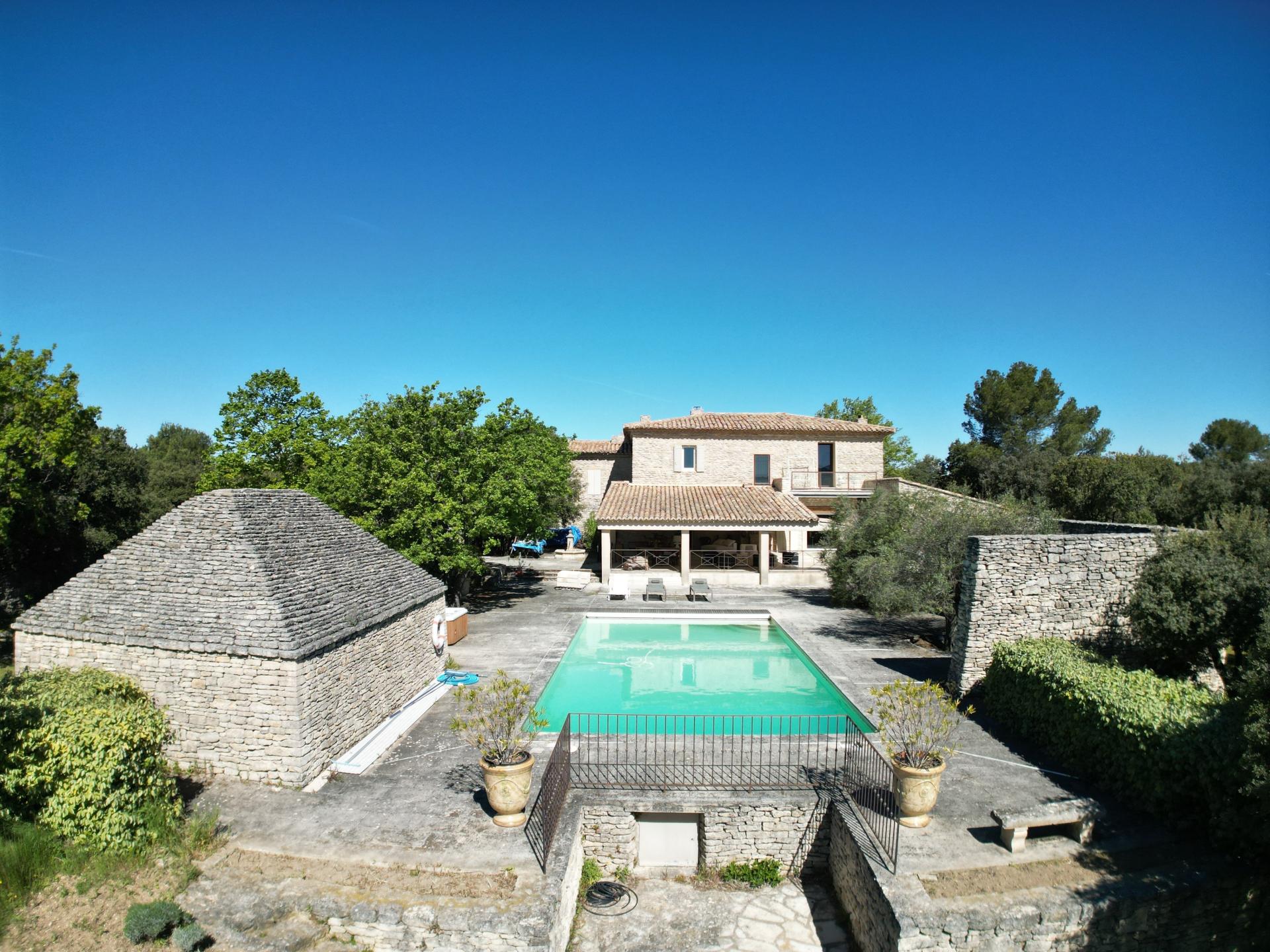 Photo 2 of the listing.