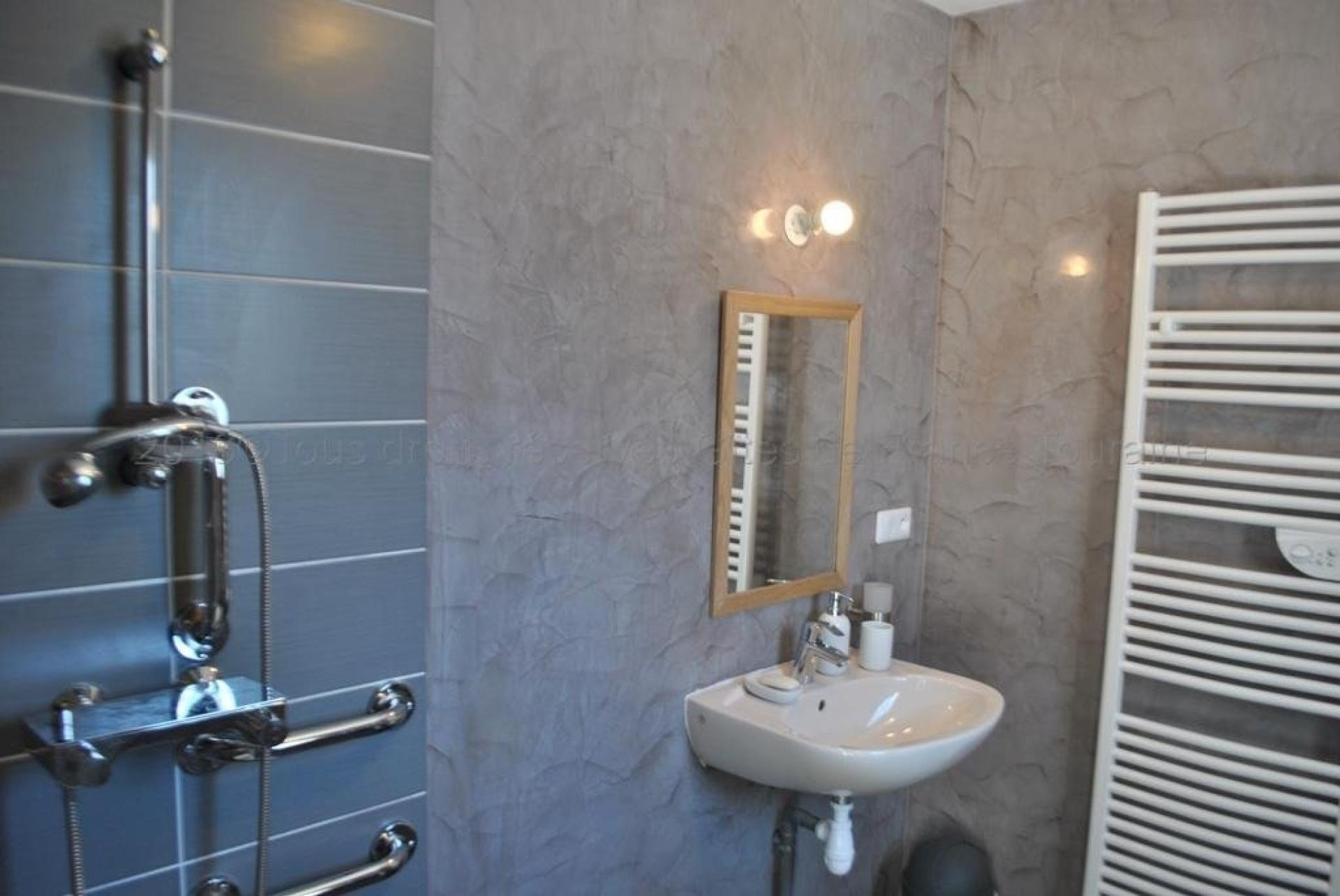 Photo 9 of the listing.