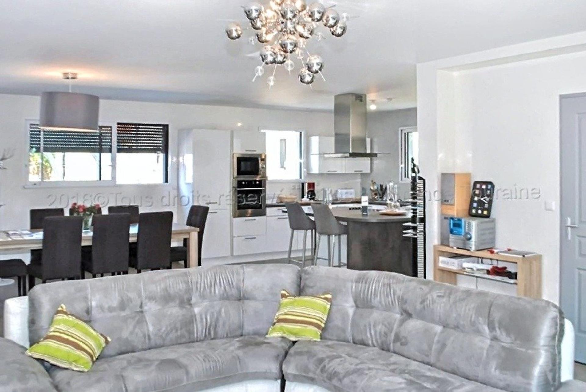 Photo 6 of the listing.