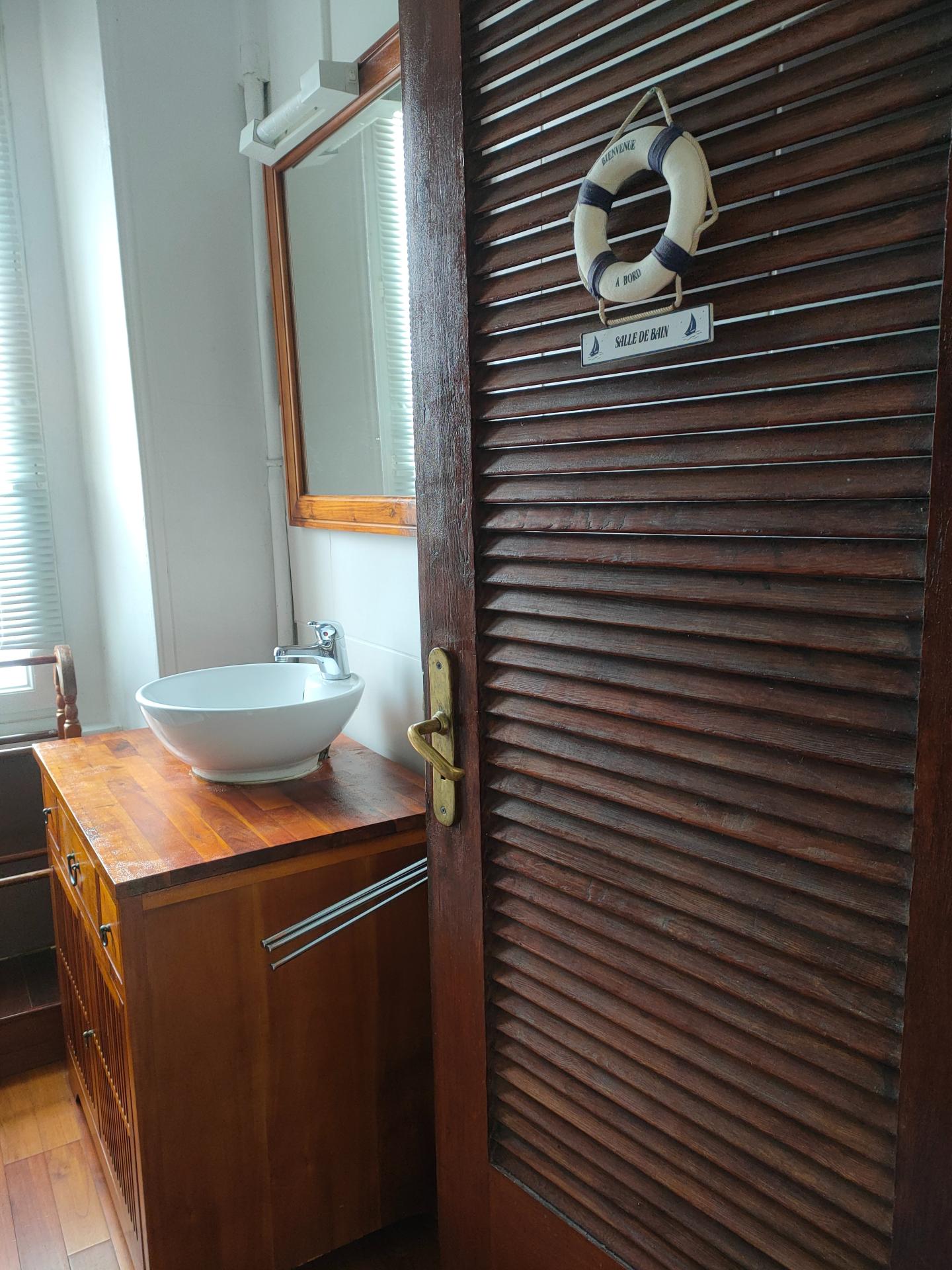 Photo 2 of the listing.