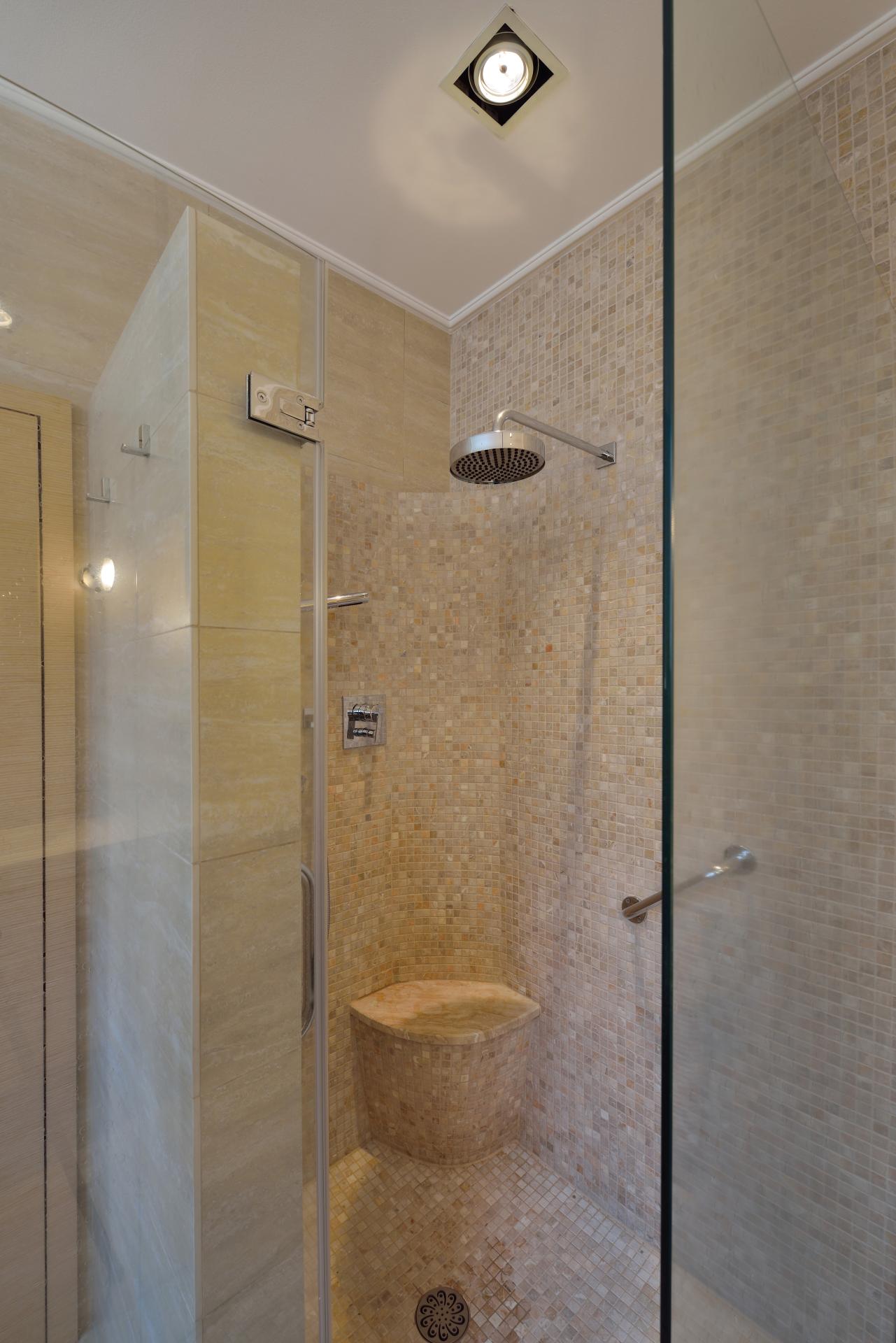 Photo 13 of the listing.