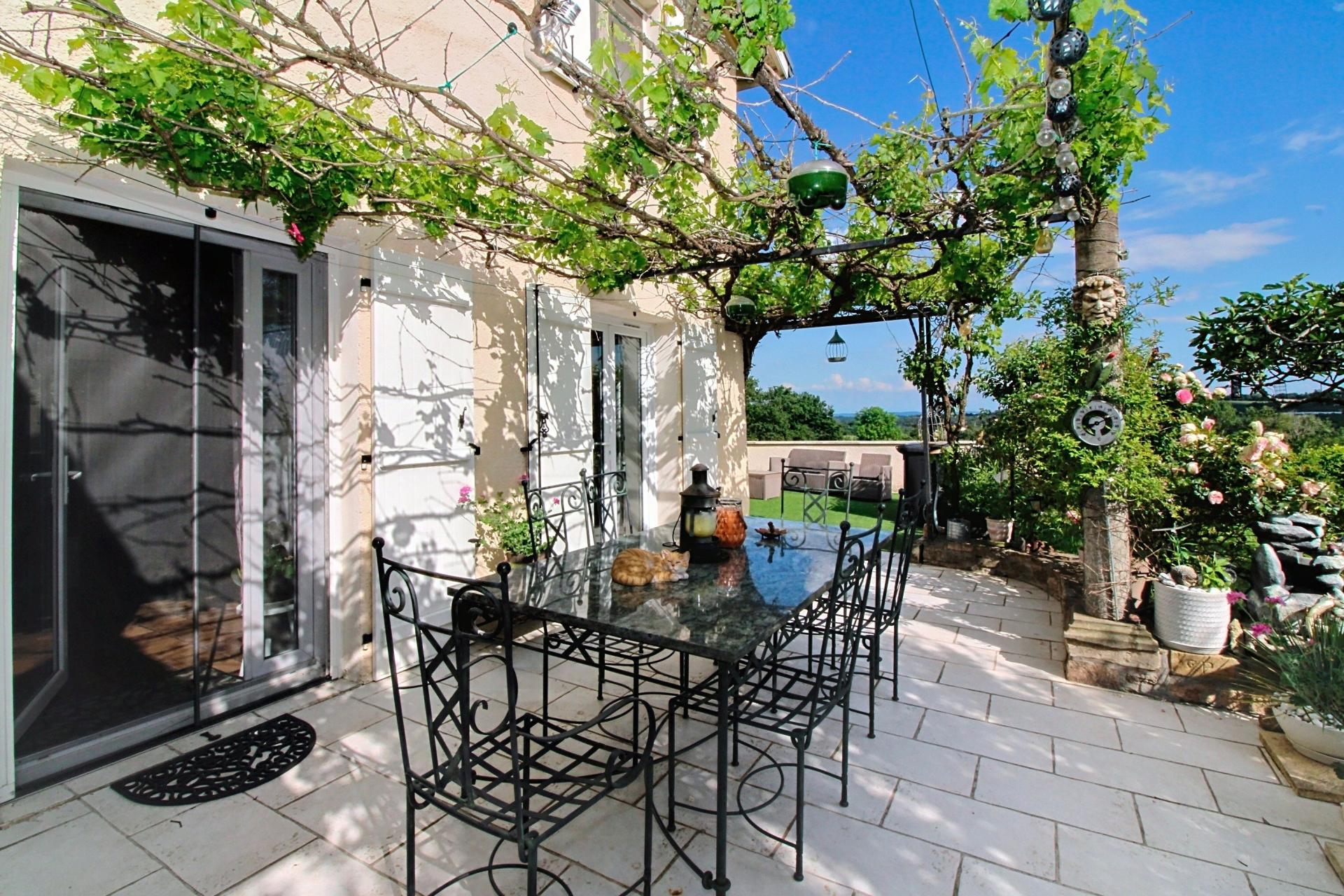 Photo 5 of the listing.