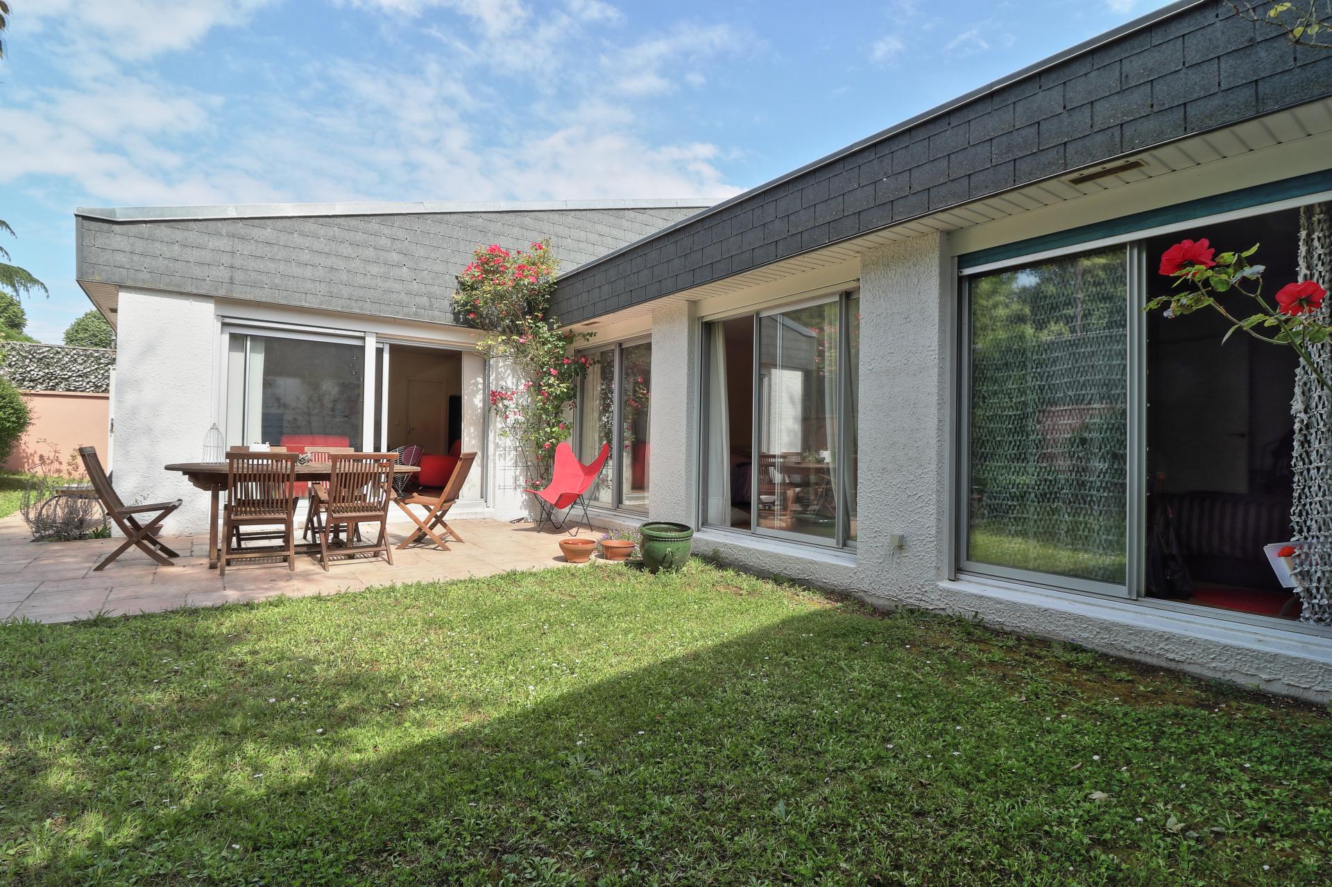 Photo 2 of the listing.