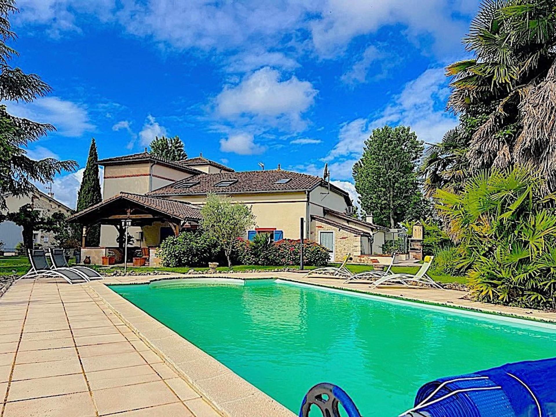 Photo 2 of the listing.